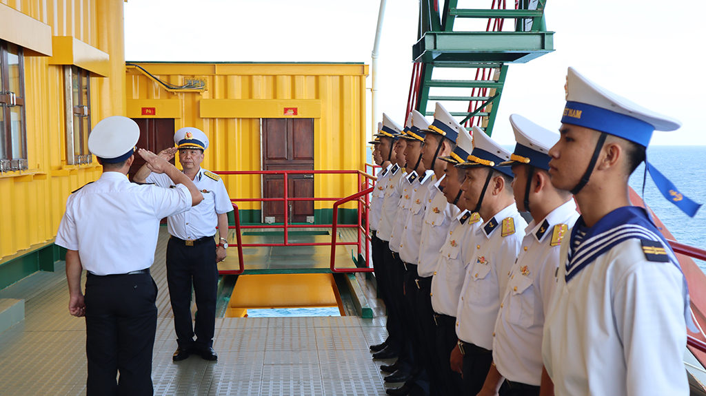 Mang xuân từ đất liền đến các nhà giàn DK1 - Ảnh 15.