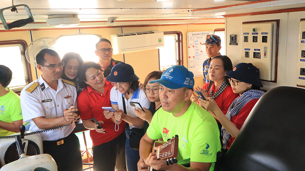 Mang xuân từ đất liền đến các nhà giàn DK1 - Ảnh 22.