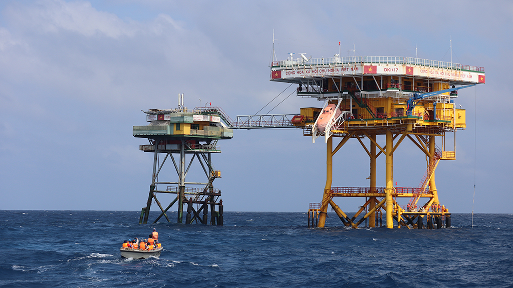 Mang xuân từ đất liền đến các nhà giàn DK1 - Ảnh 13.