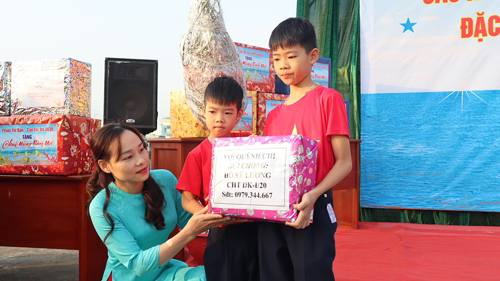 Mang xuân từ đất liền đến các nhà giàn DK1 - Ảnh 17.