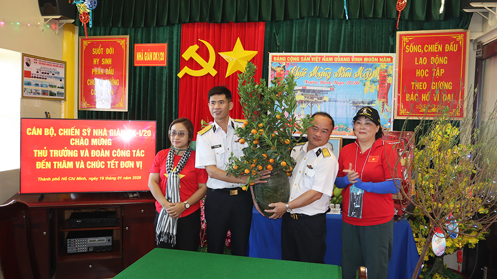 Mang xuân từ đất liền đến các nhà giàn DK1 - Ảnh 20.