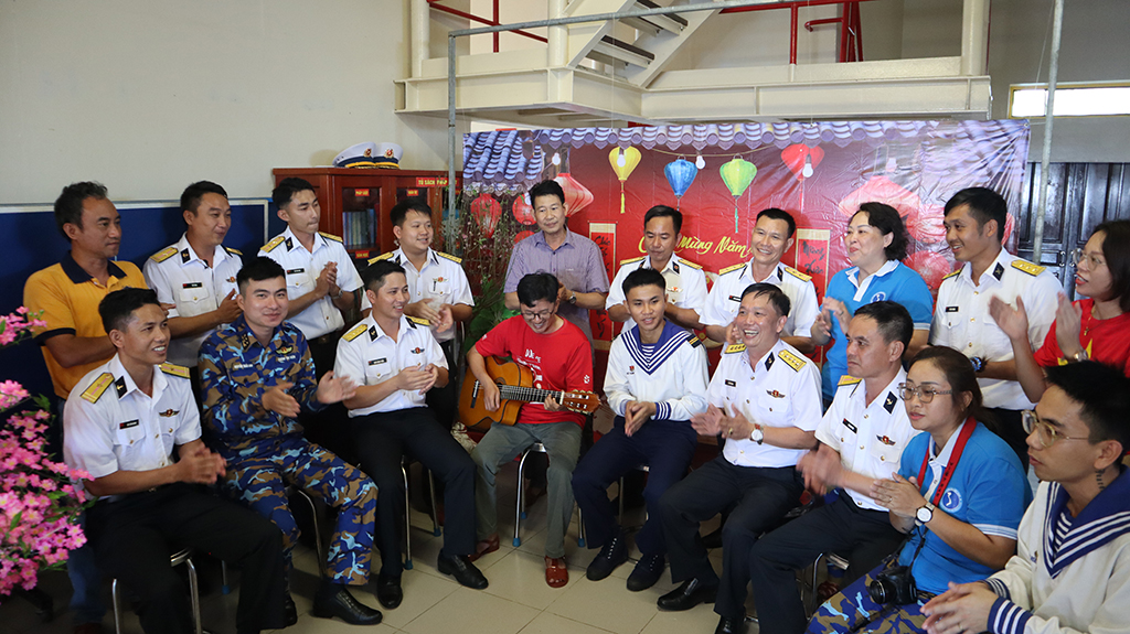 Mang xuân từ đất liền đến các nhà giàn DK1 - Ảnh 21.