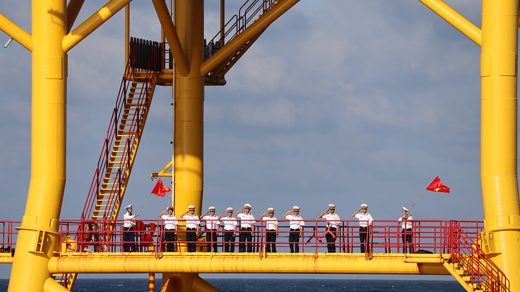 Mang xuân từ đất liền đến các nhà giàn DK1 - Ảnh 25.