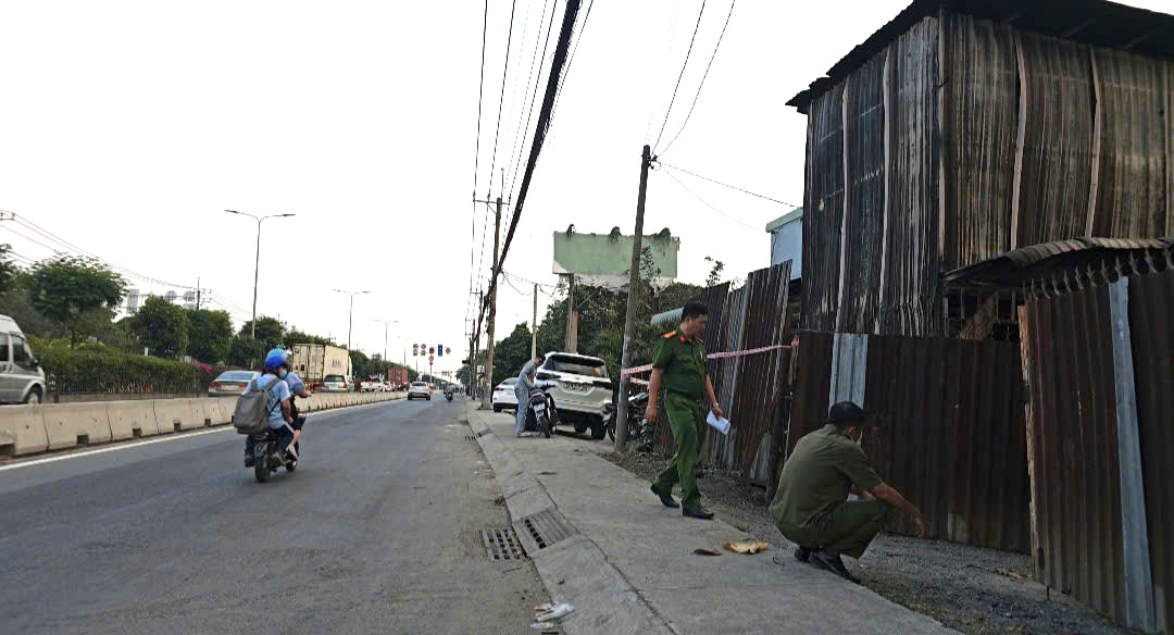 Cháy tiệm sửa xe ở Củ Chi, khói đen bốc cao trong khu dân cư- Ảnh 2.