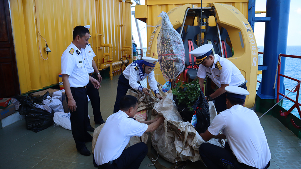 Mang xuân từ đất liền đến các nhà giàn DK1 - Ảnh 4.