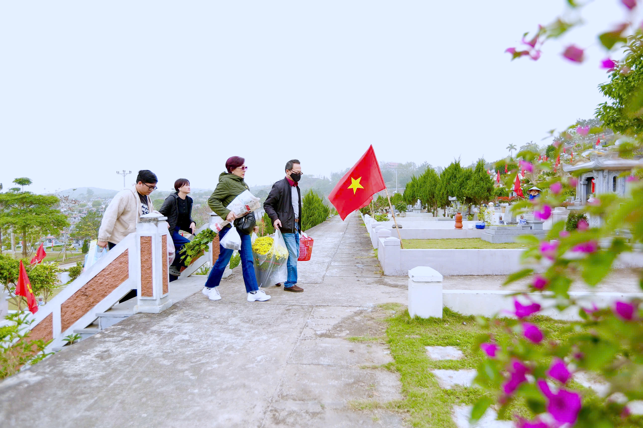 Tảo mộ cận tết, người phụ nữ bật kh&oacute;c nghĩ về chồng đ&atilde; khuất - Ảnh 1.