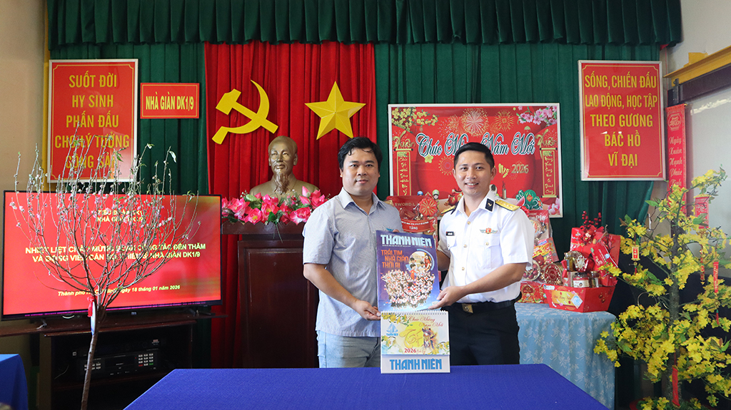 Mang xuân từ đất liền đến các nhà giàn DK1 - Ảnh 8.