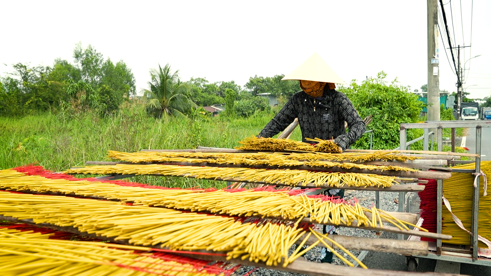 L&agrave;m nhang tết ở TP.HCM: Người gi&agrave; mong người trung ni&ecirc;n giữ nghề - Ảnh 3.