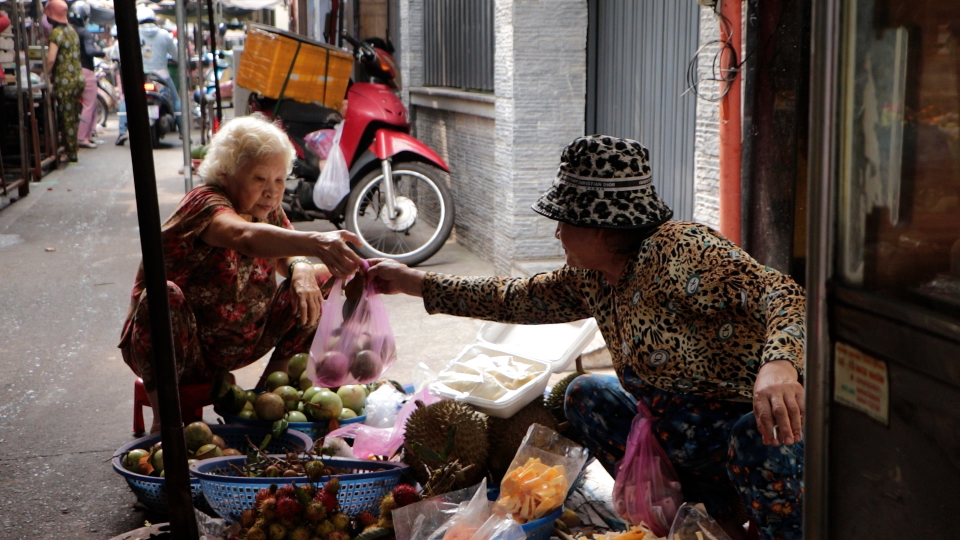 Chợ truyền thống trước ng&atilde; rẽ: Những sạp h&agrave;ng nu&ocirc;i con kh&ocirc;n lớn (Kỳ 2) - Ảnh 2.