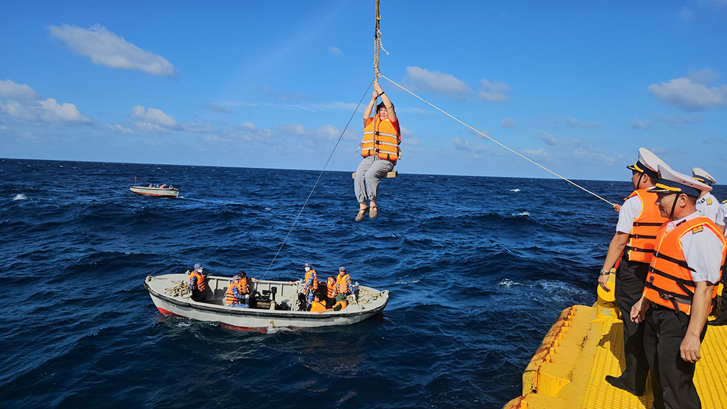 Mang xuân từ đất liền đến các nhà giàn DK1 - Ảnh 10.