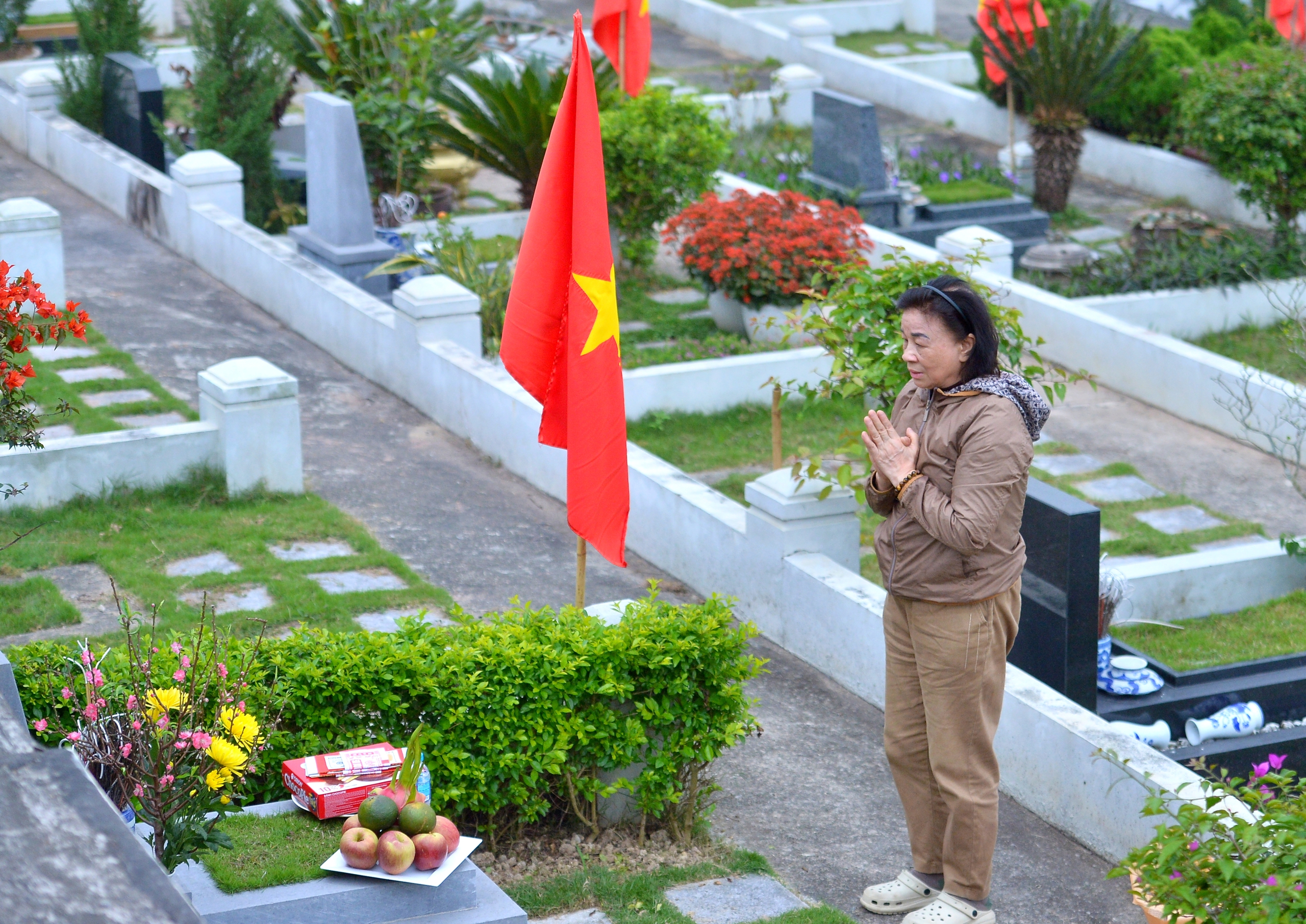 Tảo mộ cận tết, người phụ nữ bật kh&oacute;c nghĩ về chồng đ&atilde; khuất - Ảnh 3.