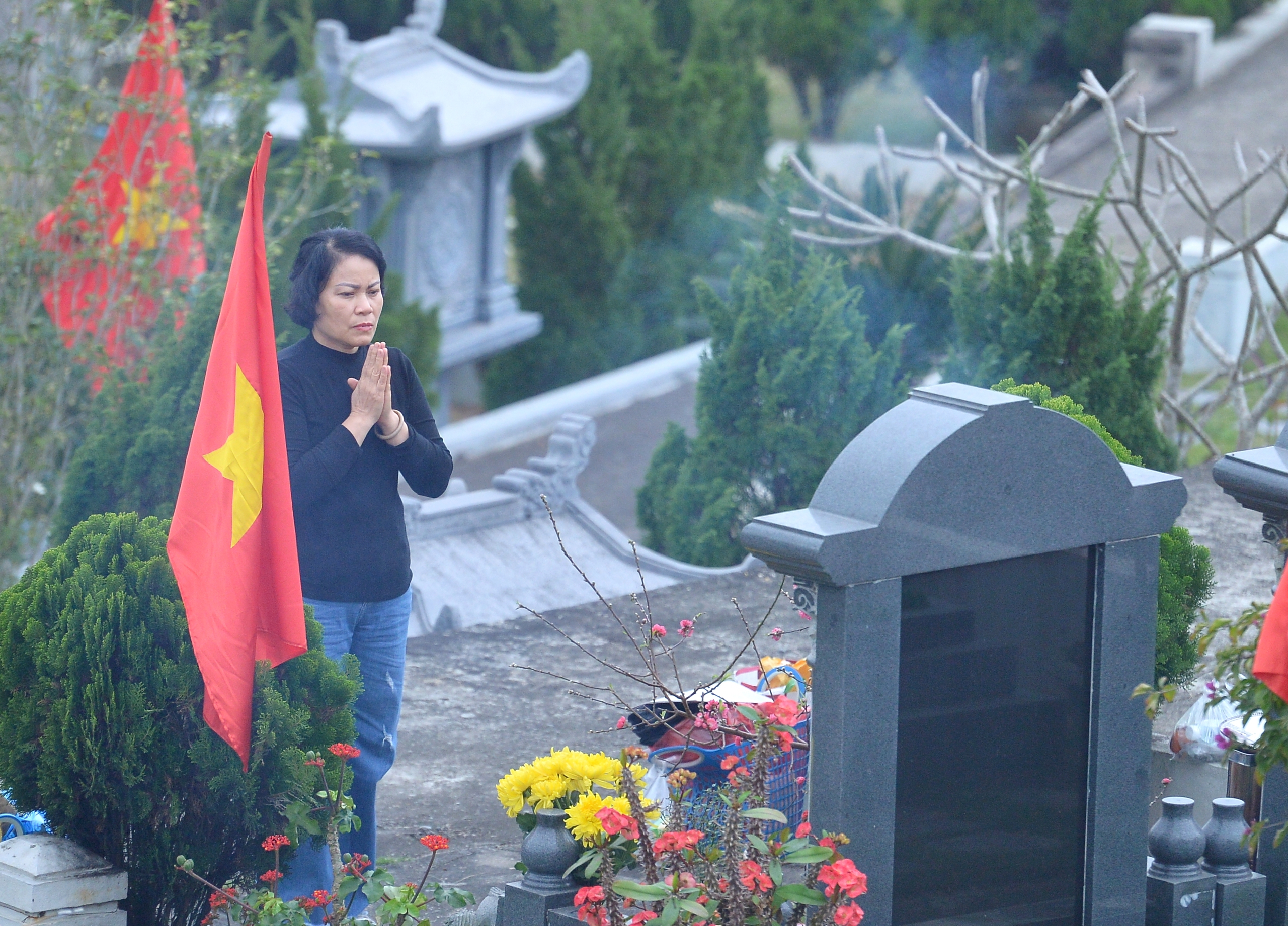 Tảo mộ cận tết, người phụ nữ bật kh&oacute;c nghĩ về chồng đ&atilde; khuất - Ảnh 12.