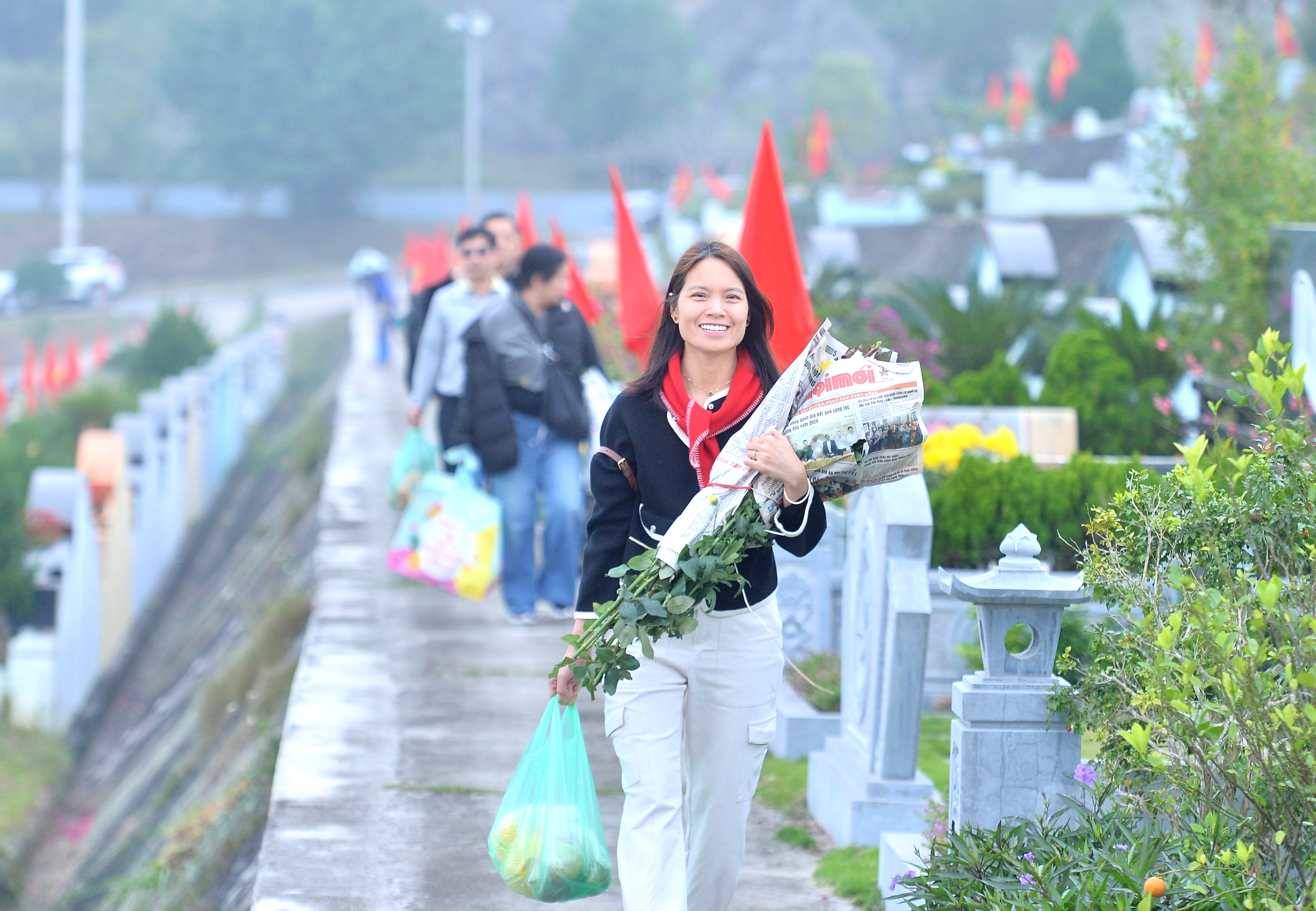 Tảo mộ cận tết, người phụ nữ bật kh&oacute;c nghĩ về chồng đ&atilde; khuất - Ảnh 2.
