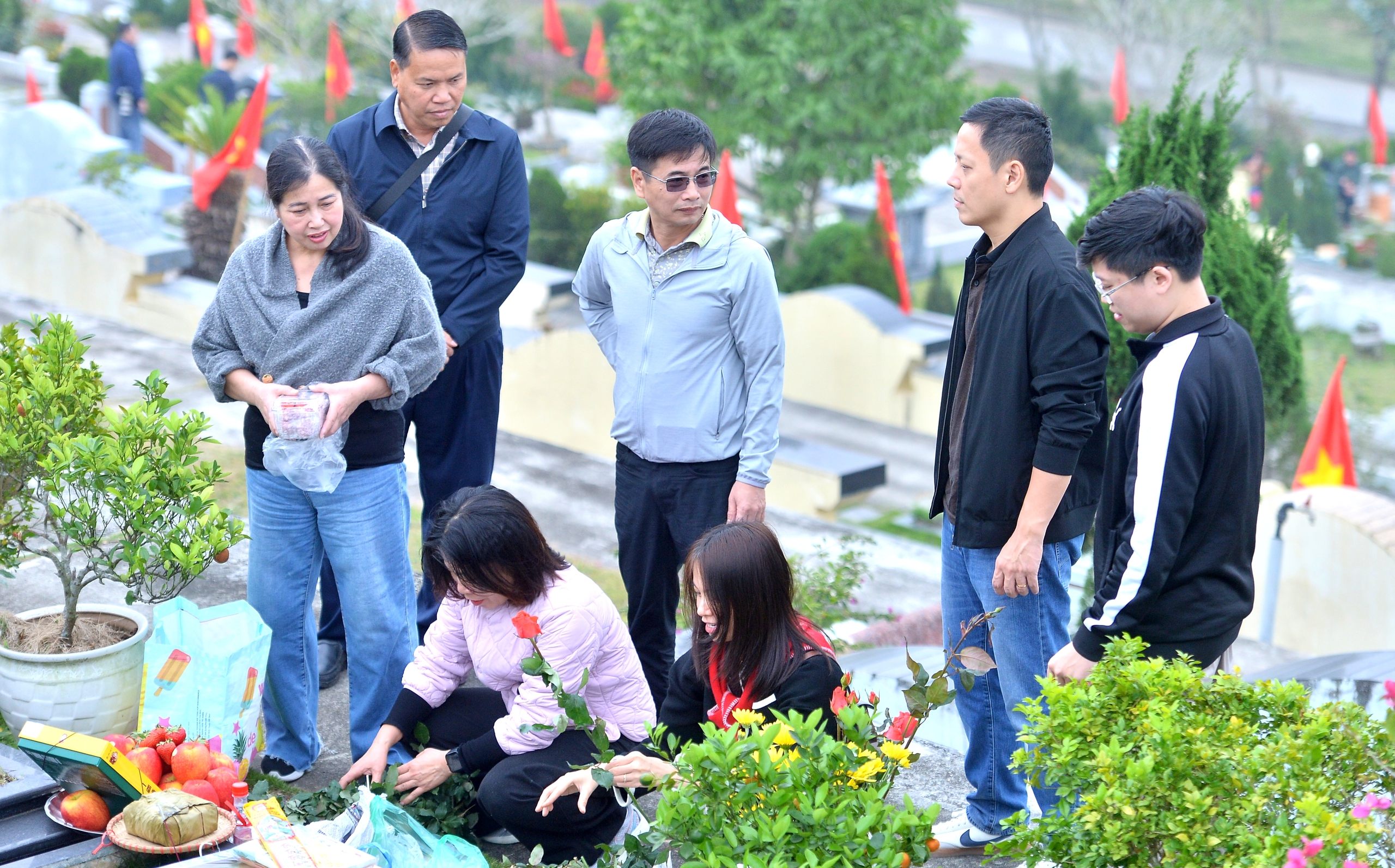 Tảo mộ cận tết, người phụ nữ bật kh&oacute;c nghĩ về chồng đ&atilde; khuất - Ảnh 7.