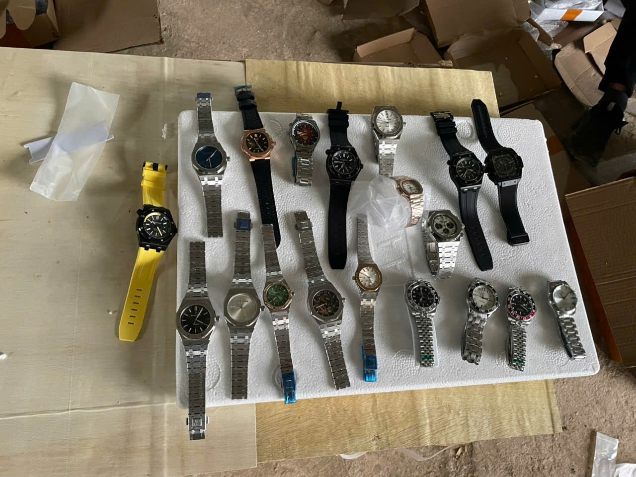 Bắt giữ 874 đồng hồ nhãn hiệu Rolex, Cartier, Hublot... nghi xâm phạm quyền sở hữu trí tuệ- Ảnh 1.