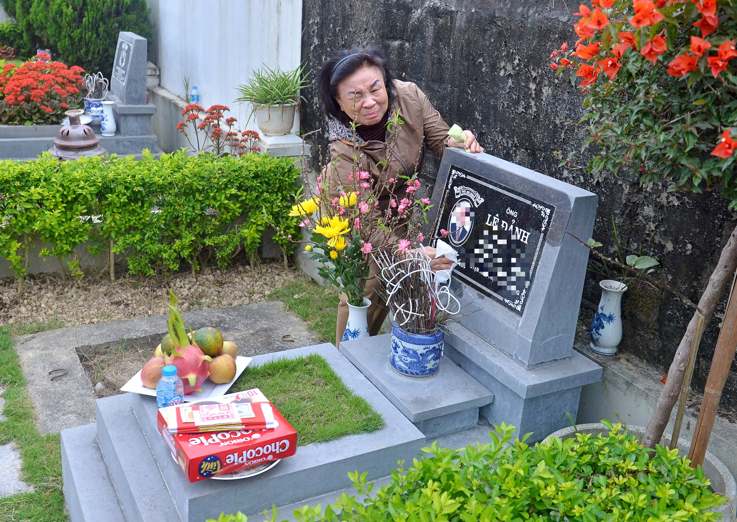 Tảo mộ cận tết, người phụ nữ bật kh&oacute;c nghĩ về chồng đ&atilde; khuất - Ảnh 5.
