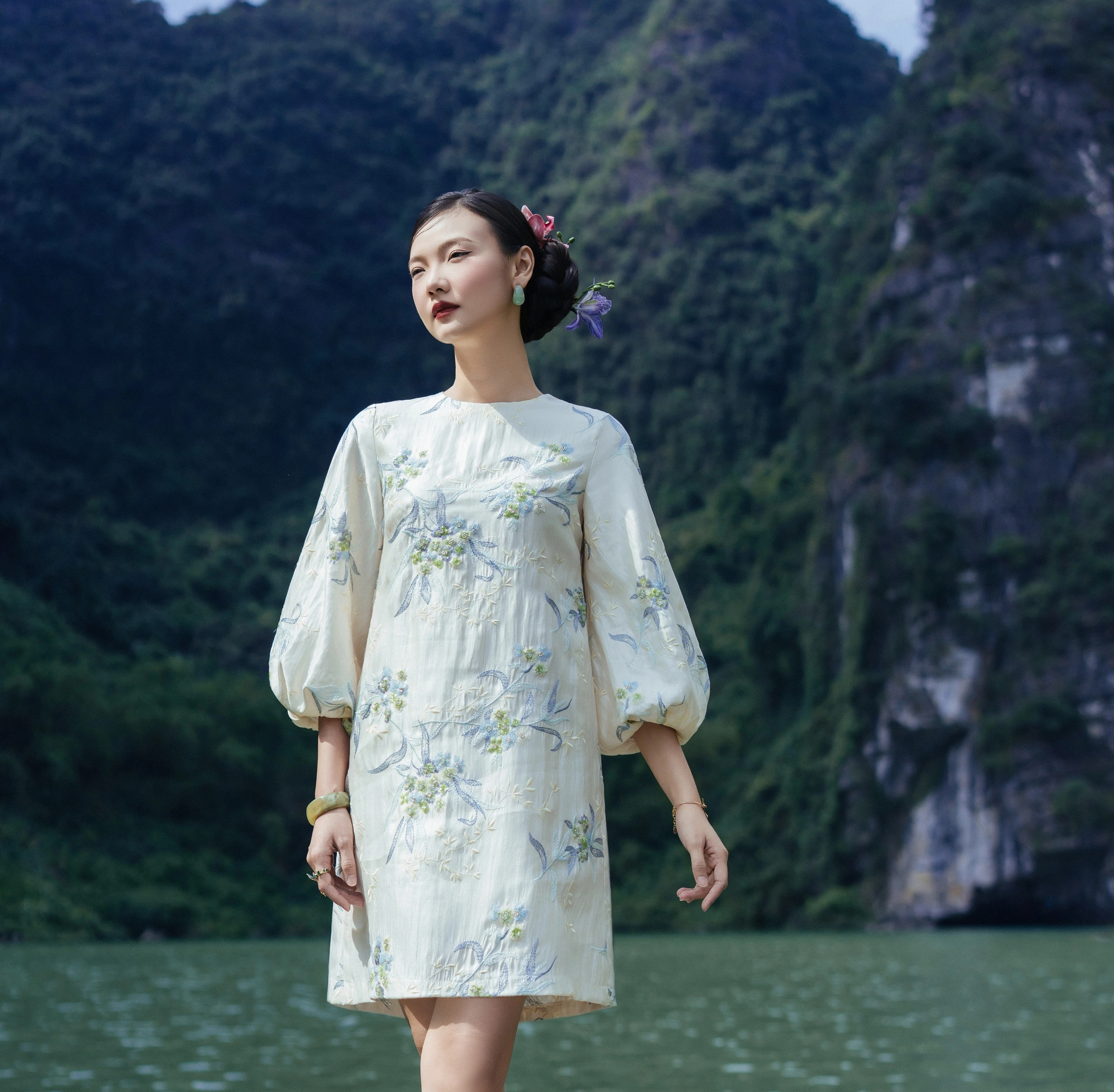 'Nàng thơ’ áo dài đẹp tựa tranh thủy mặc giữa lòng di sản thế giới- Ảnh 2. 'Nàng thơ’ áo dài đẹp tựa tranh thủy mặc giữa lòng di sản thế giới- Ảnh 2.