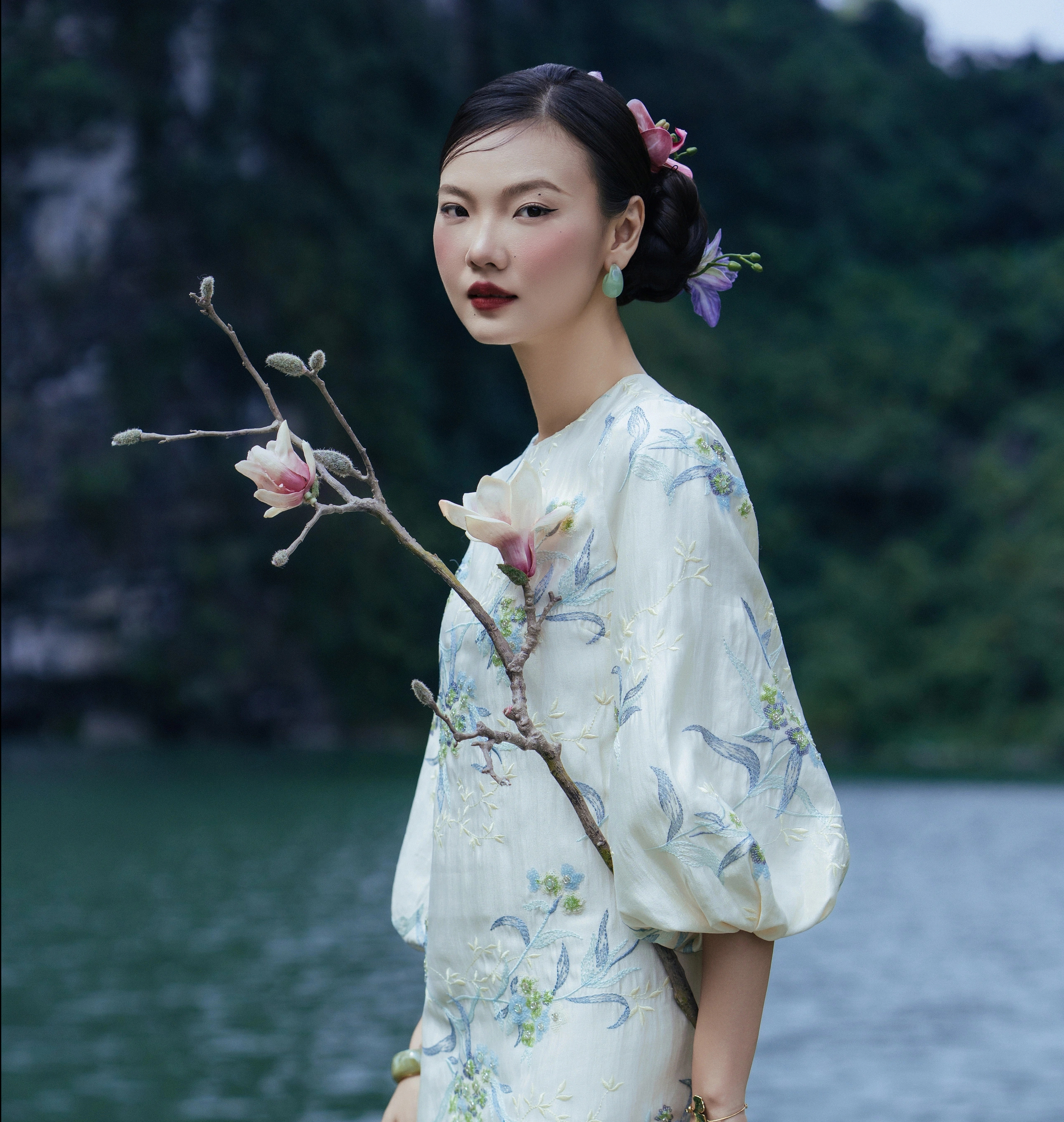 'Nàng thơ’ áo dài đẹp tựa tranh thủy mặc giữa lòng di sản thế giới- Ảnh 4. 'Nàng thơ’ áo dài đẹp tựa tranh thủy mặc giữa lòng di sản thế giới- Ảnh 4.