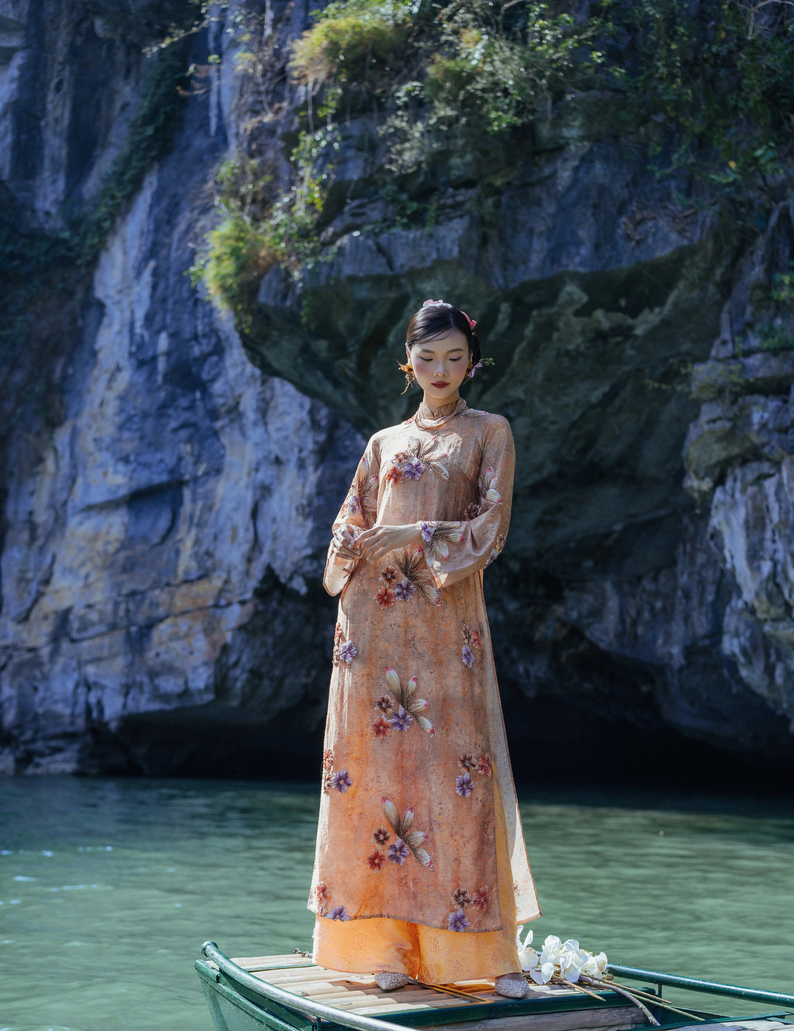 'Nàng thơ’ áo dài đẹp tựa tranh thủy mặc giữa lòng di sản thế giới- Ảnh 12. 'Nàng thơ’ áo dài đẹp tựa tranh thủy mặc giữa lòng di sản thế giới- Ảnh 12.