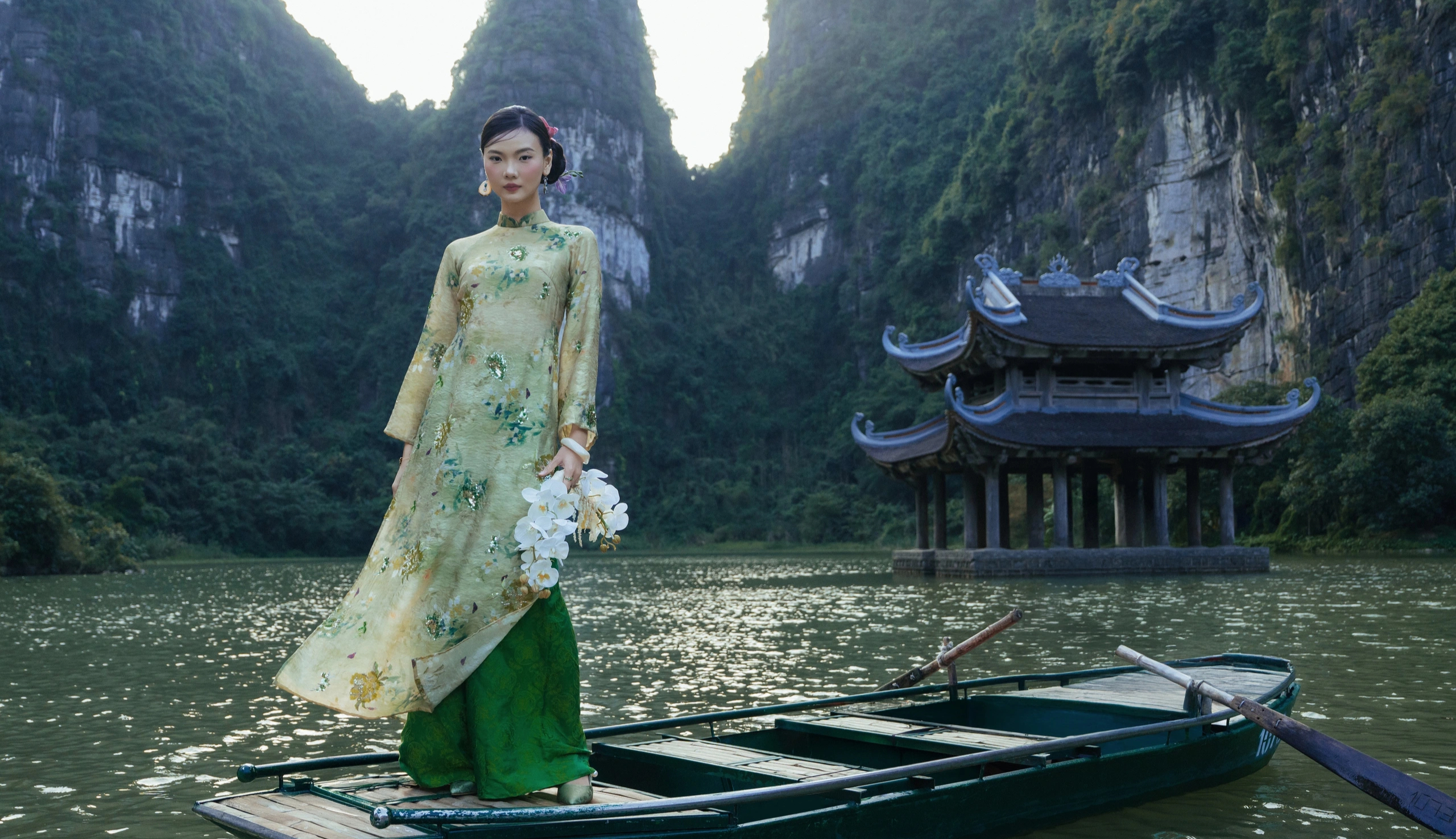 'Nàng thơ’ áo dài đẹp tựa tranh thủy mặc giữa lòng di sản thế giới- Ảnh 20. 'Nàng thơ’ áo dài đẹp tựa tranh thủy mặc giữa lòng di sản thế giới- Ảnh 20.