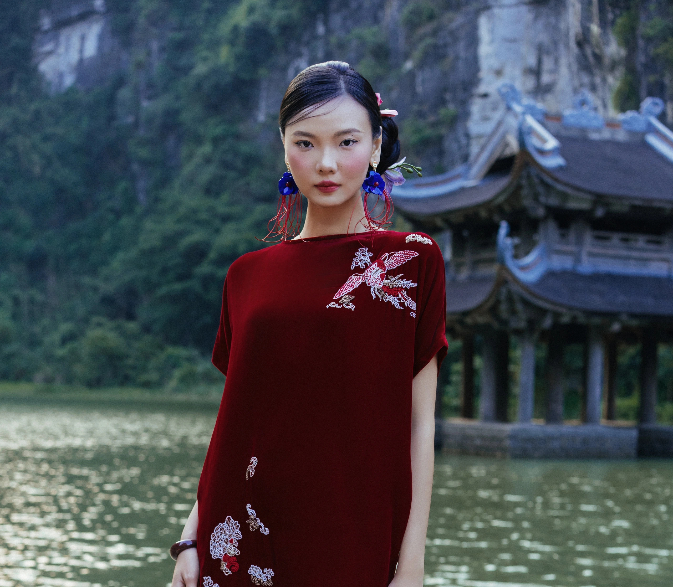 'Nàng thơ’ áo dài đẹp tựa tranh thủy mặc giữa lòng di sản thế giới- Ảnh 13. 'Nàng thơ’ áo dài đẹp tựa tranh thủy mặc giữa lòng di sản thế giới- Ảnh 13.