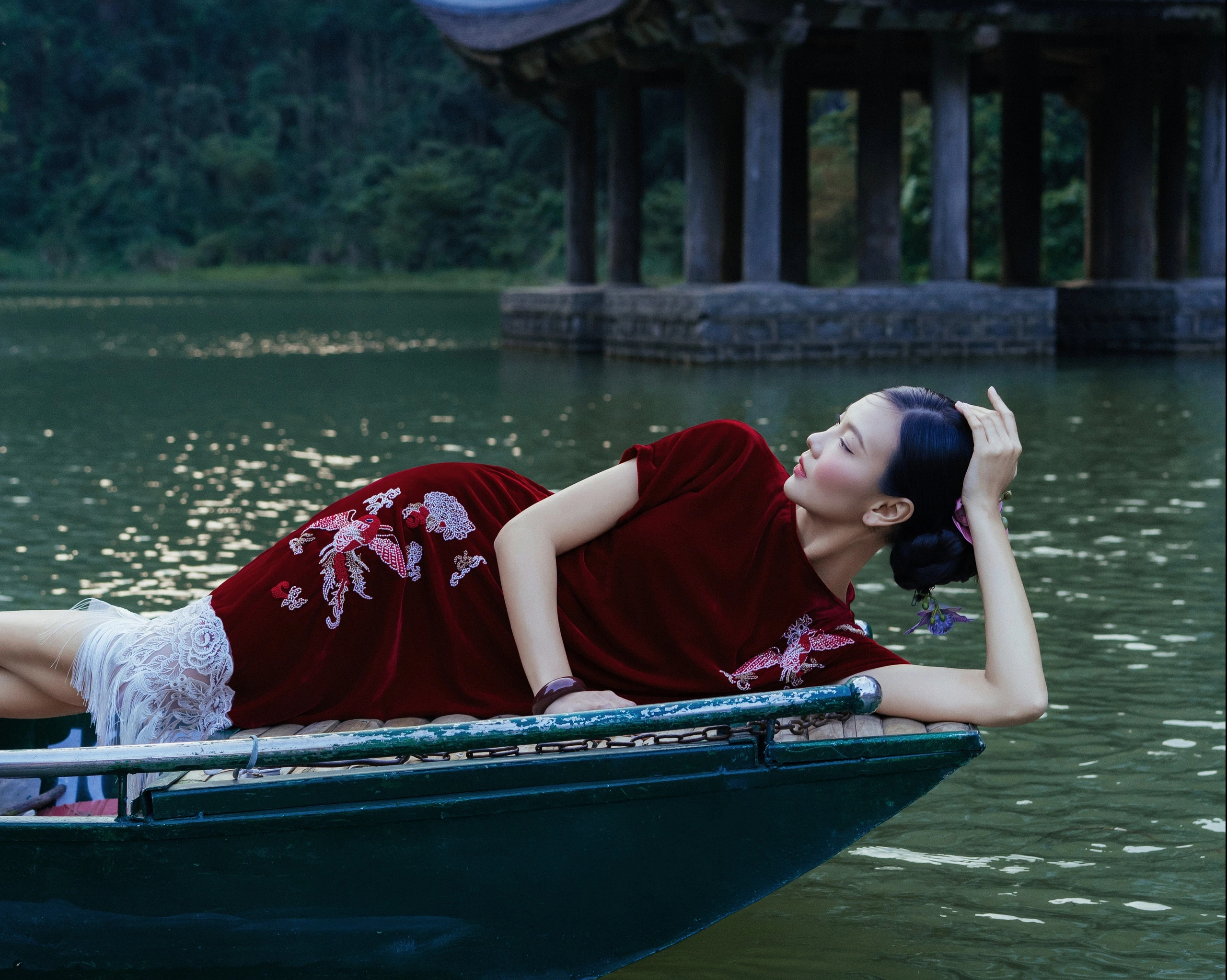 'Nàng thơ’ áo dài đẹp tựa tranh thủy mặc giữa lòng di sản thế giới- Ảnh 17. 'Nàng thơ’ áo dài đẹp tựa tranh thủy mặc giữa lòng di sản thế giới- Ảnh 17.