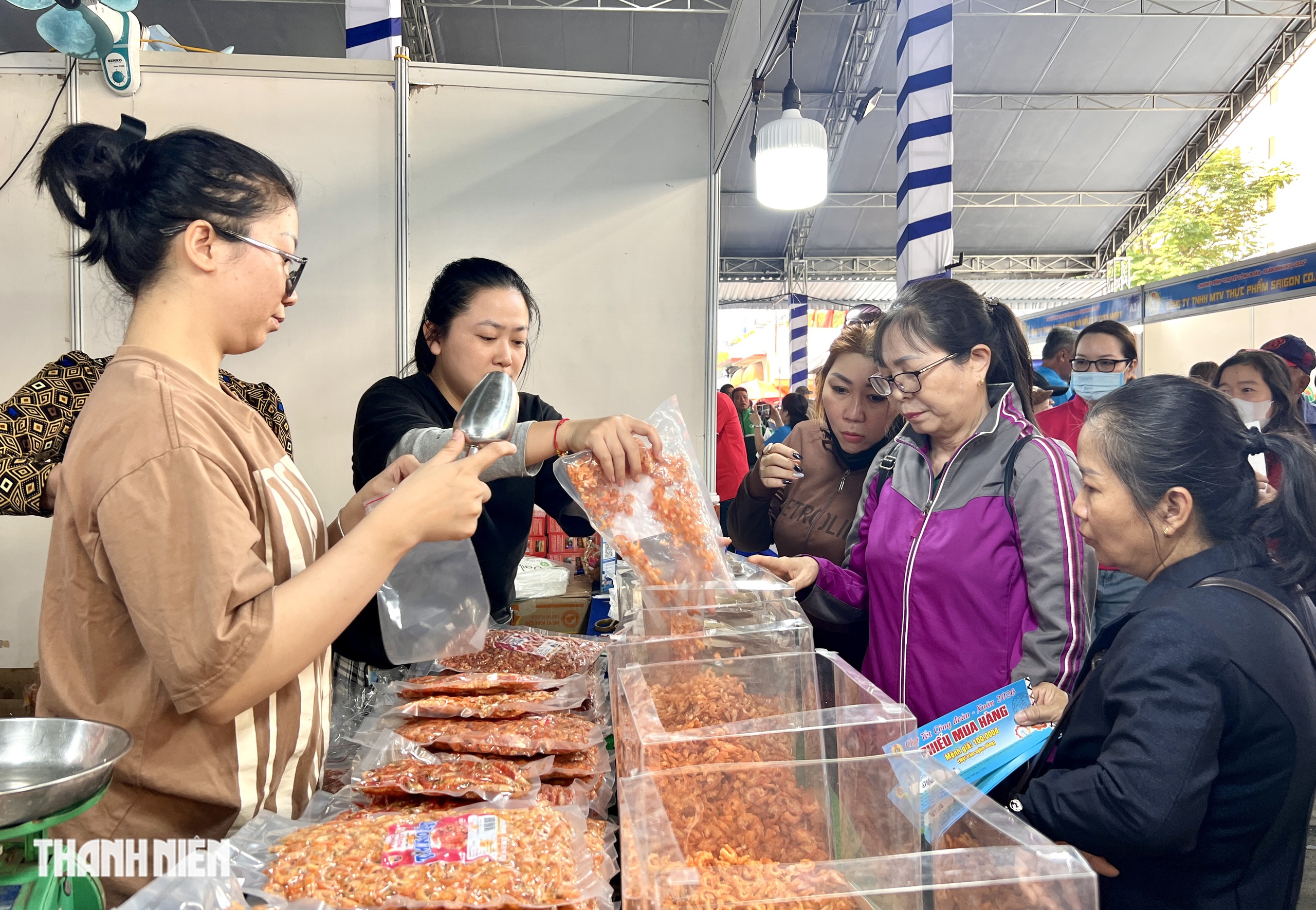 C&ocirc;ng nh&acirc;n TP.HCM được nhận v&eacute; m&aacute;y bay, t&agrave;u xe v&agrave; qu&agrave; h&ocirc;m nay- Ảnh 3.