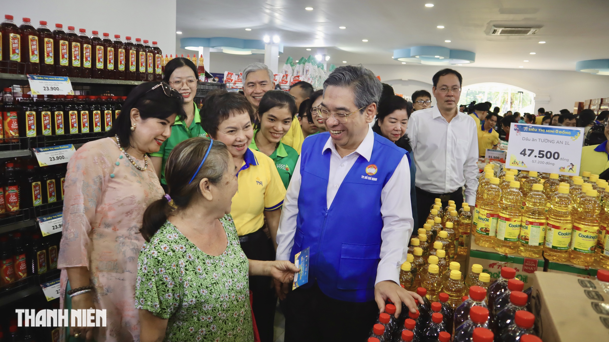 Sắm tết ở siêu thị mini 0 đồng, TP.HCM: Mấy chục năm mới mua sắm kiểu này- Ảnh 1. Sắm tết ở siêu thị mini 0 đồng, TP.HCM: Mấy chục năm mới mua sắm kiểu này- Ảnh 1.