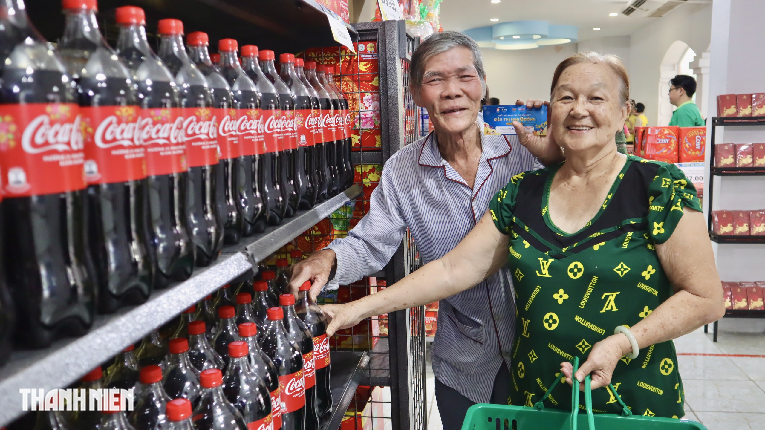 Sắm tết ở siêu thị mini 0 đồng, TP.HCM: Mấy chục năm mới mua sắm kiểu này- Ảnh 2. Sắm tết ở siêu thị mini 0 đồng, TP.HCM: Mấy chục năm mới mua sắm kiểu này- Ảnh 2.