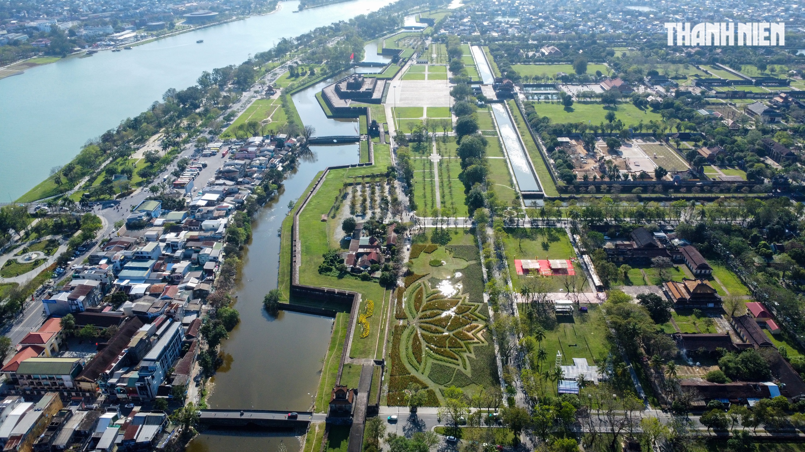 Ngắm đ&oacute;a sen khổng lồ kết từ 50.000 chậu hoa khoe sắc b&ecirc;n kinh th&agrave;nh Huế- Ảnh 3.