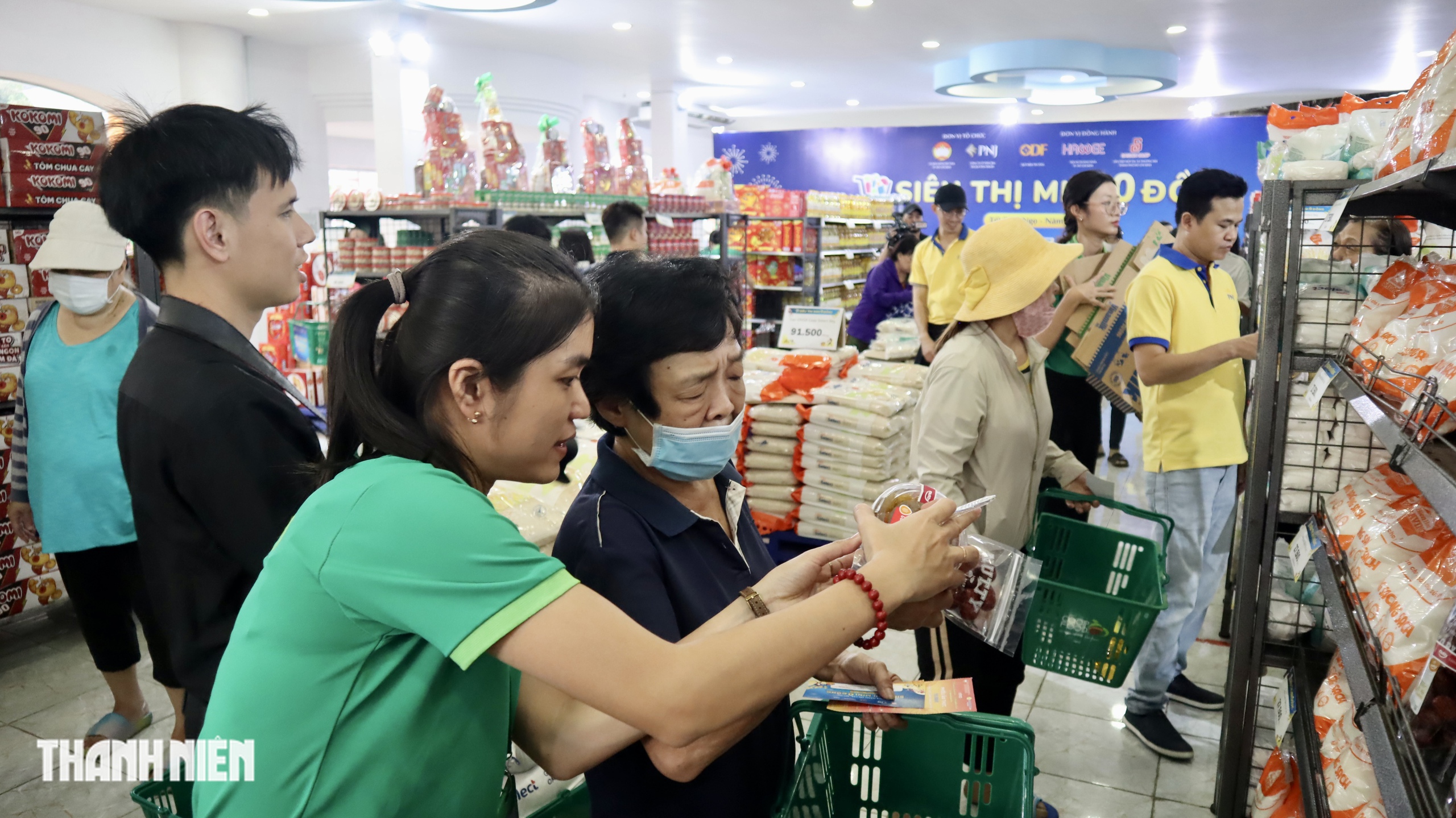 Sắm tết ở siêu thị mini 0 đồng, TP.HCM: Mấy chục năm mới mua sắm kiểu này- Ảnh 5. Sắm tết ở siêu thị mini 0 đồng, TP.HCM: Mấy chục năm mới mua sắm kiểu này- Ảnh 5.