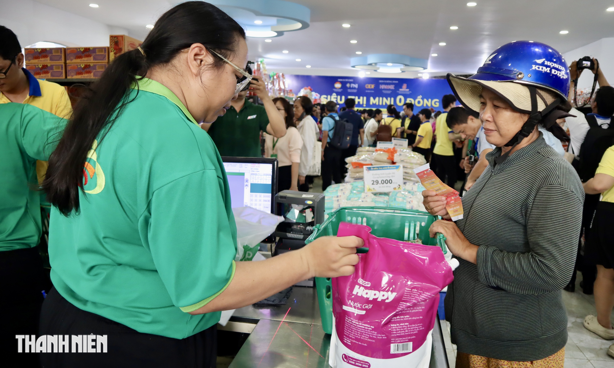 Sắm tết ở siêu thị mini 0 đồng, TP.HCM: Mấy chục năm mới mua sắm kiểu này- Ảnh 3. Sắm tết ở siêu thị mini 0 đồng, TP.HCM: Mấy chục năm mới mua sắm kiểu này- Ảnh 3.