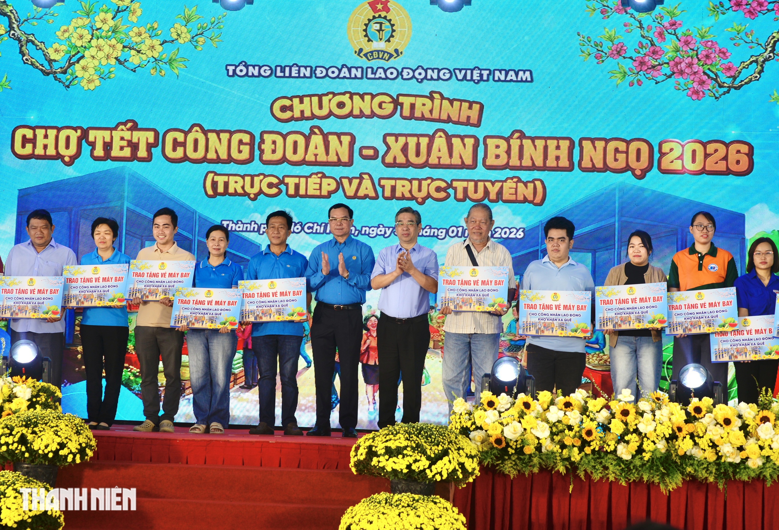 C&ocirc;ng nh&acirc;n TP.HCM được nhận v&eacute; m&aacute;y bay, t&agrave;u xe v&agrave; qu&agrave; h&ocirc;m nay- Ảnh 1.