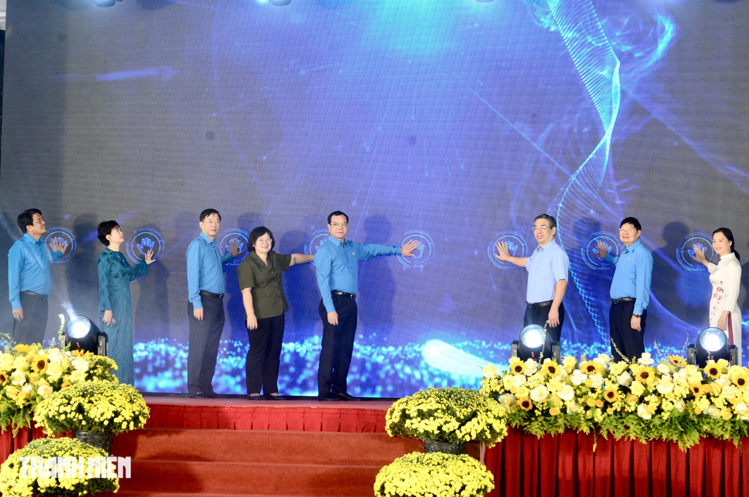 C&ocirc;ng nh&acirc;n TP.HCM được nhận v&eacute; m&aacute;y bay, t&agrave;u xe v&agrave; qu&agrave; h&ocirc;m nay- Ảnh 2.