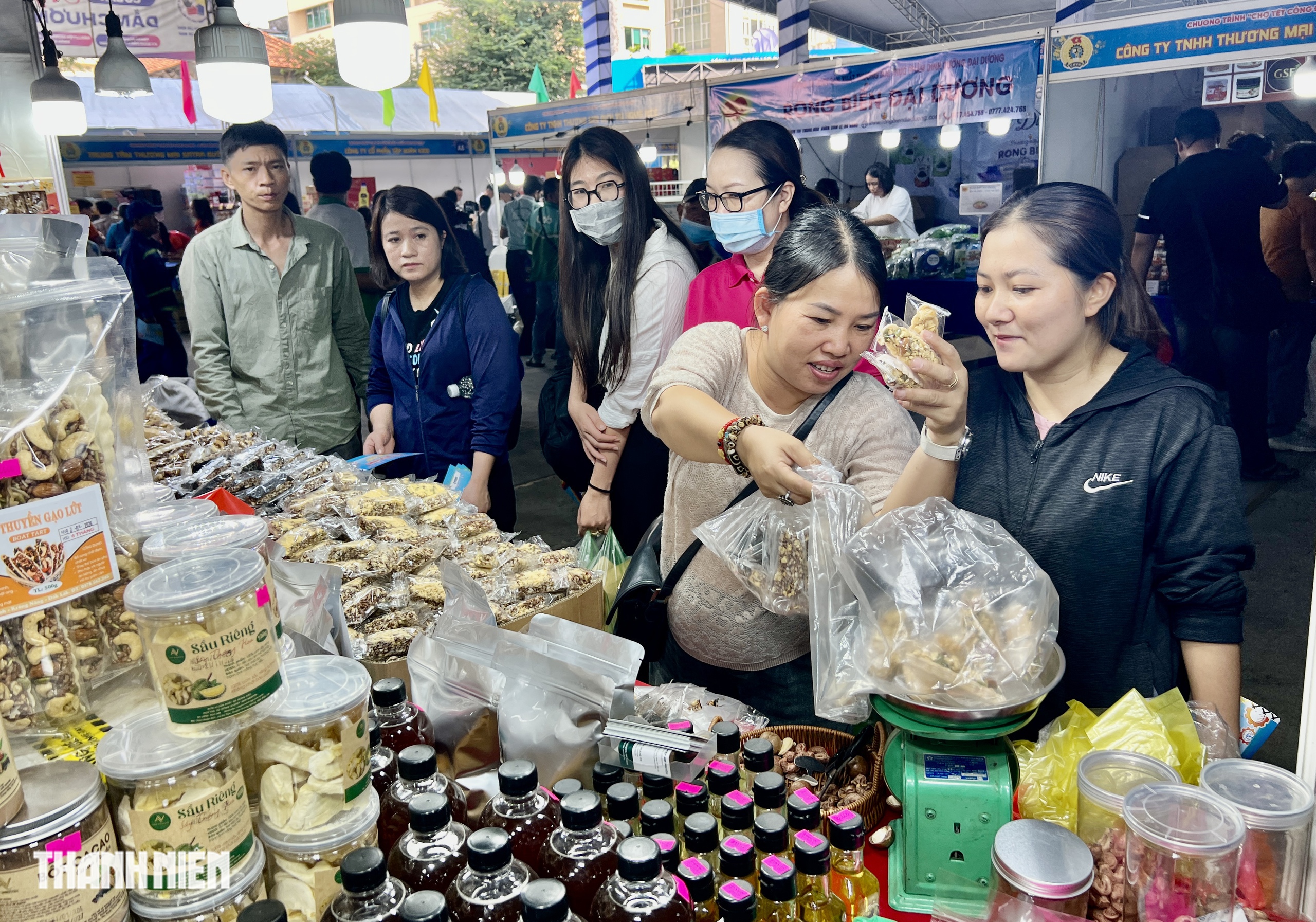 Trung t&acirc;m TP.HCM c&oacute; nơi n&agrave;y đang b&aacute;n h&agrave;ng tết giảm gi&aacute; đến 49%- Ảnh 2.