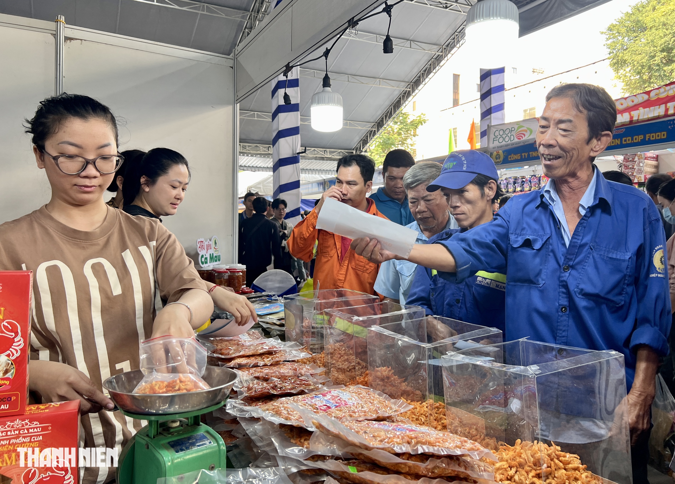Trung t&acirc;m TP.HCM c&oacute; nơi n&agrave;y đang b&aacute;n h&agrave;ng tết giảm gi&aacute; đến 49%- Ảnh 1.