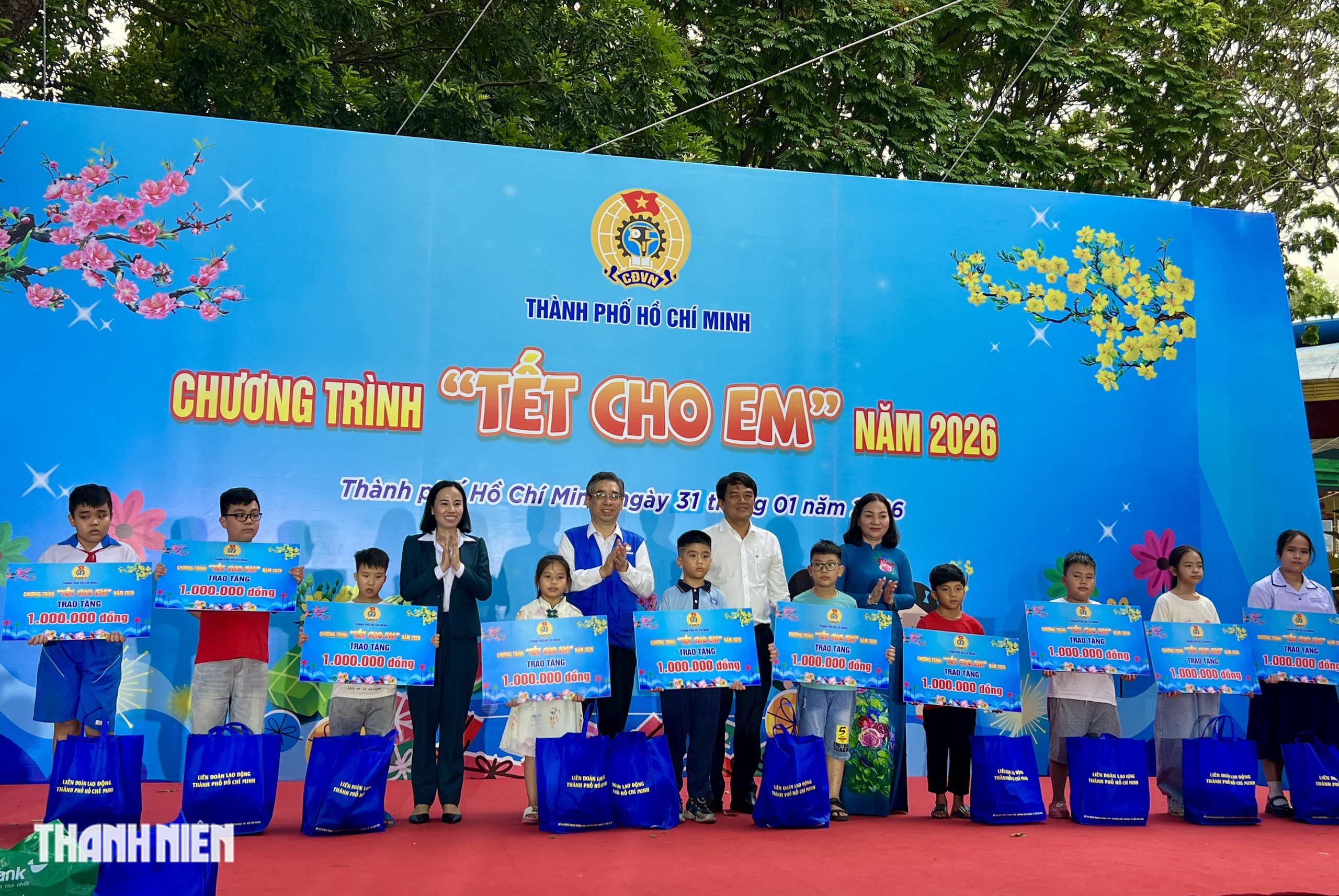 900 Trẻ em TP.HCM nhận qu&agrave; tết v&agrave; 1 triệu đồng dịp Tết B&iacute;nh Ngọ 2026 - Ảnh 1.
