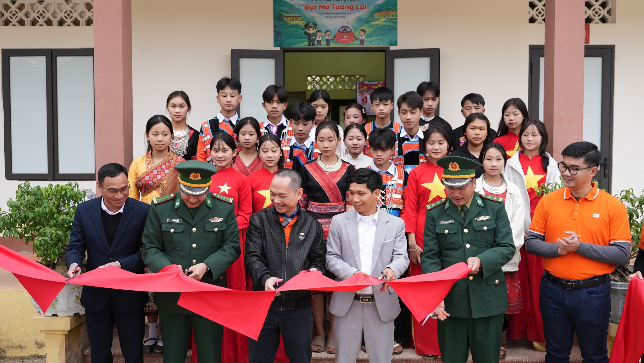 FPT Shop tặng máy tính, tivi cho trẻ em vùng cao  - Ảnh 1.