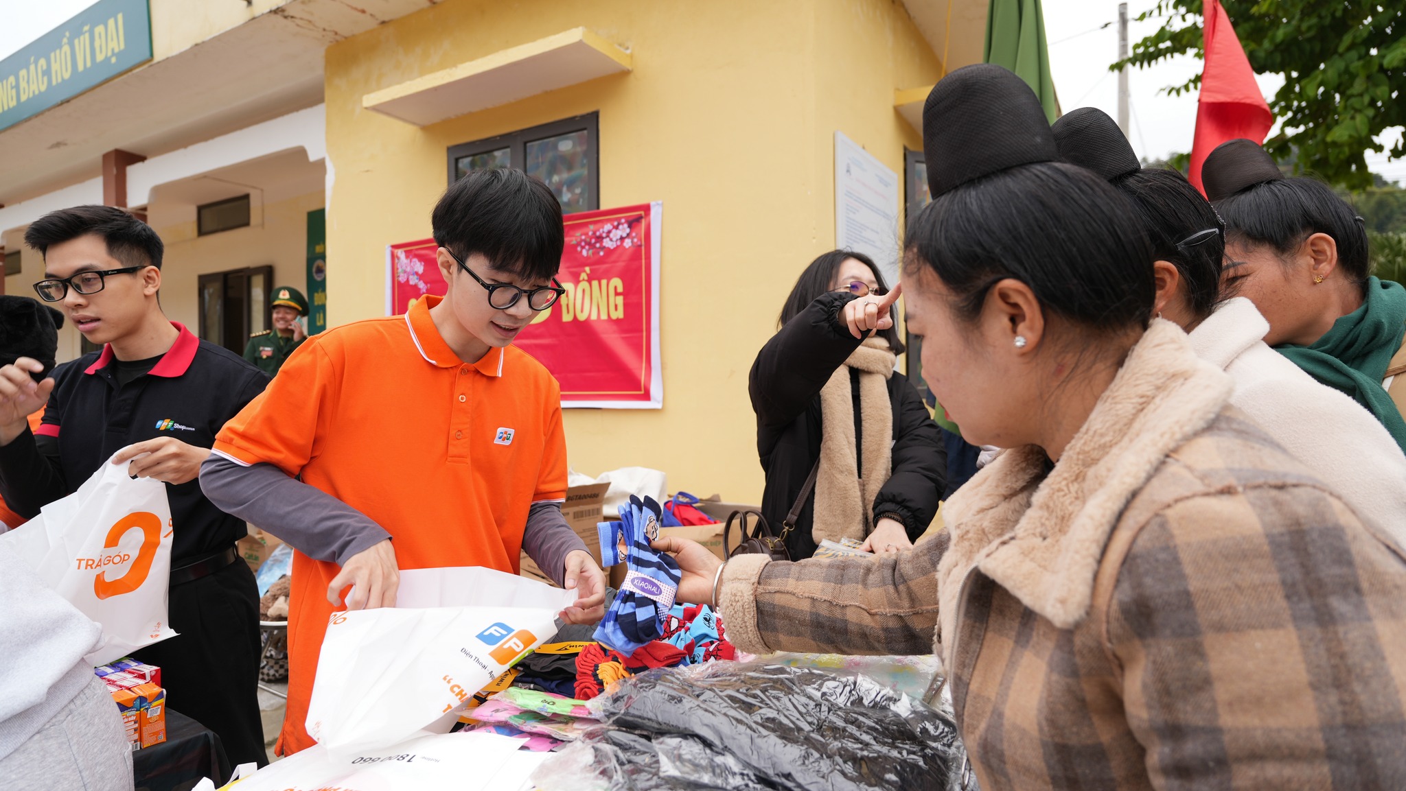 FPT Shop tặng máy tính, tivi cho trẻ em vùng cao  - Ảnh 2.