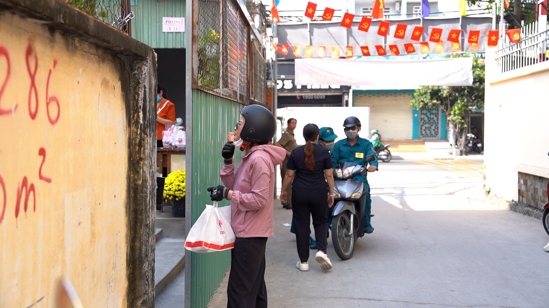 Vụ 'thịt hết hạn' trong suất ăn b&aacute;n tr&uacute;: Phụ huynh lo lắng mất ngủ, đội nắng đưa cơm cho con- Ảnh 1.
