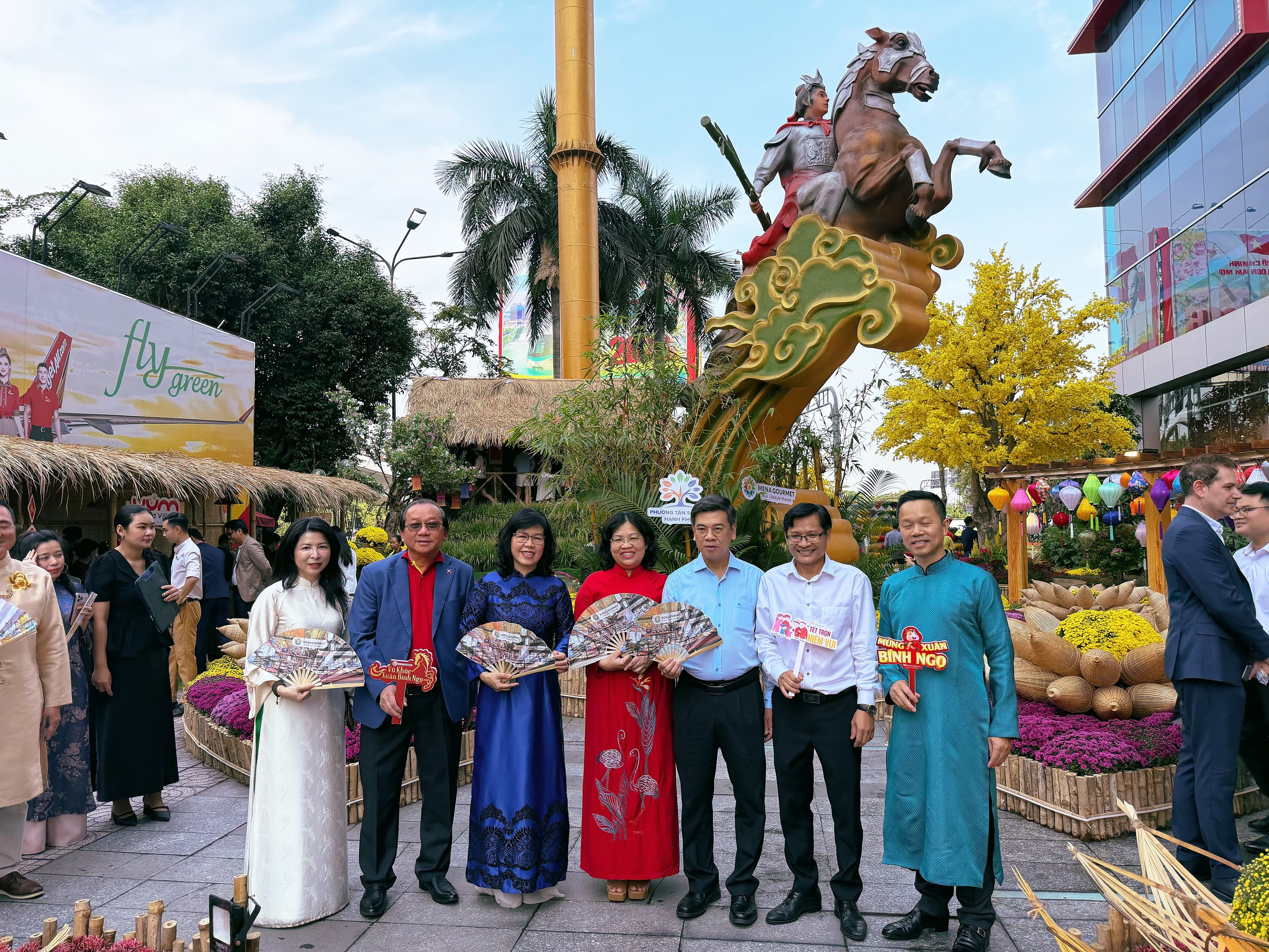 Đường hoa 5 tỉ đồng tại cửa ngõ sân bay Tân Sơn Nhất có gì?- Ảnh 11. Đường hoa 5 tỉ đồng tại cửa ngõ sân bay Tân Sơn Nhất có gì?- Ảnh 11.