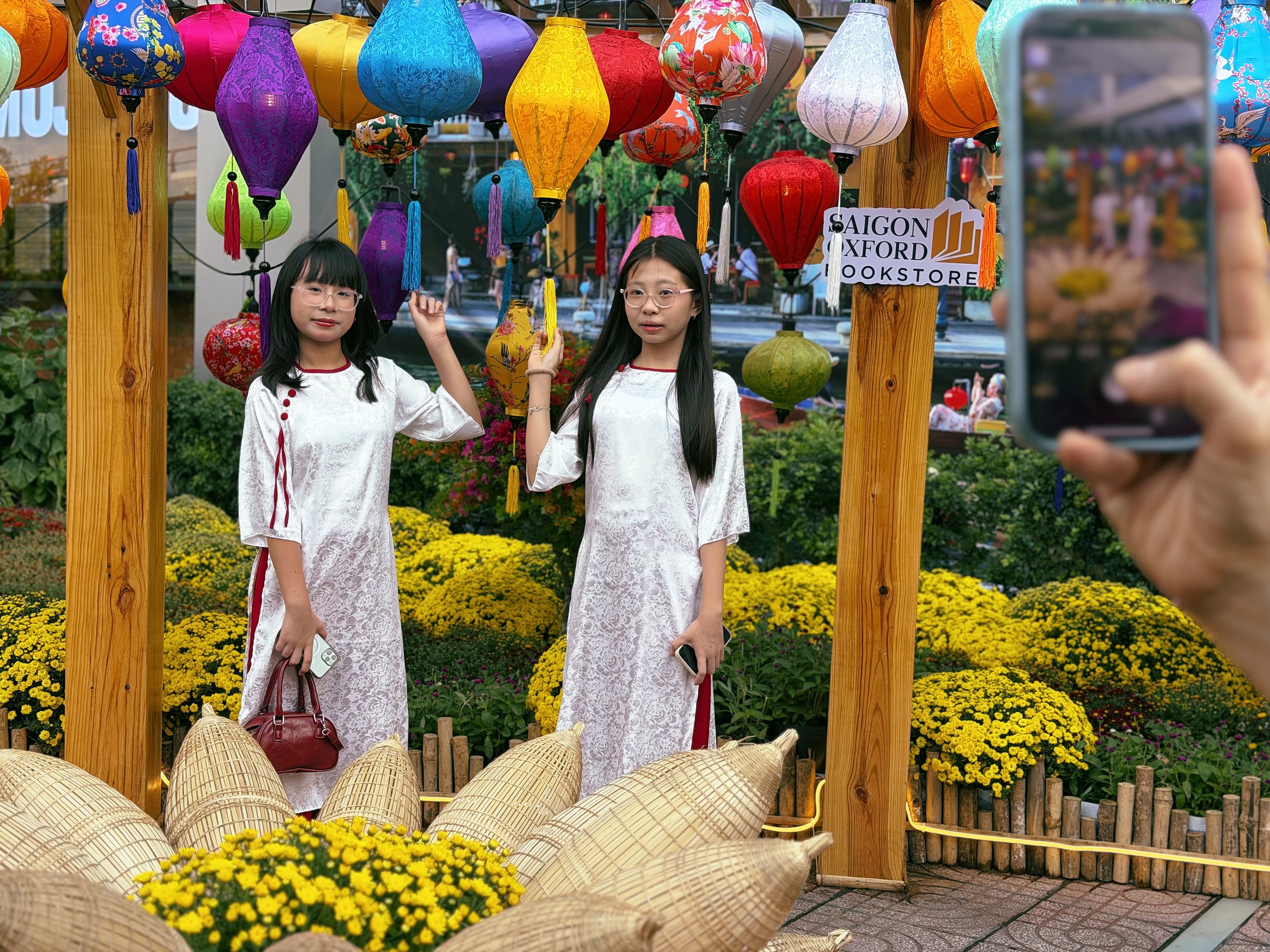 Đường hoa 5 tỉ đồng tại cửa ngõ sân bay Tân Sơn Nhất có gì?- Ảnh 5. Đường hoa 5 tỉ đồng tại cửa ngõ sân bay Tân Sơn Nhất có gì?- Ảnh 5.