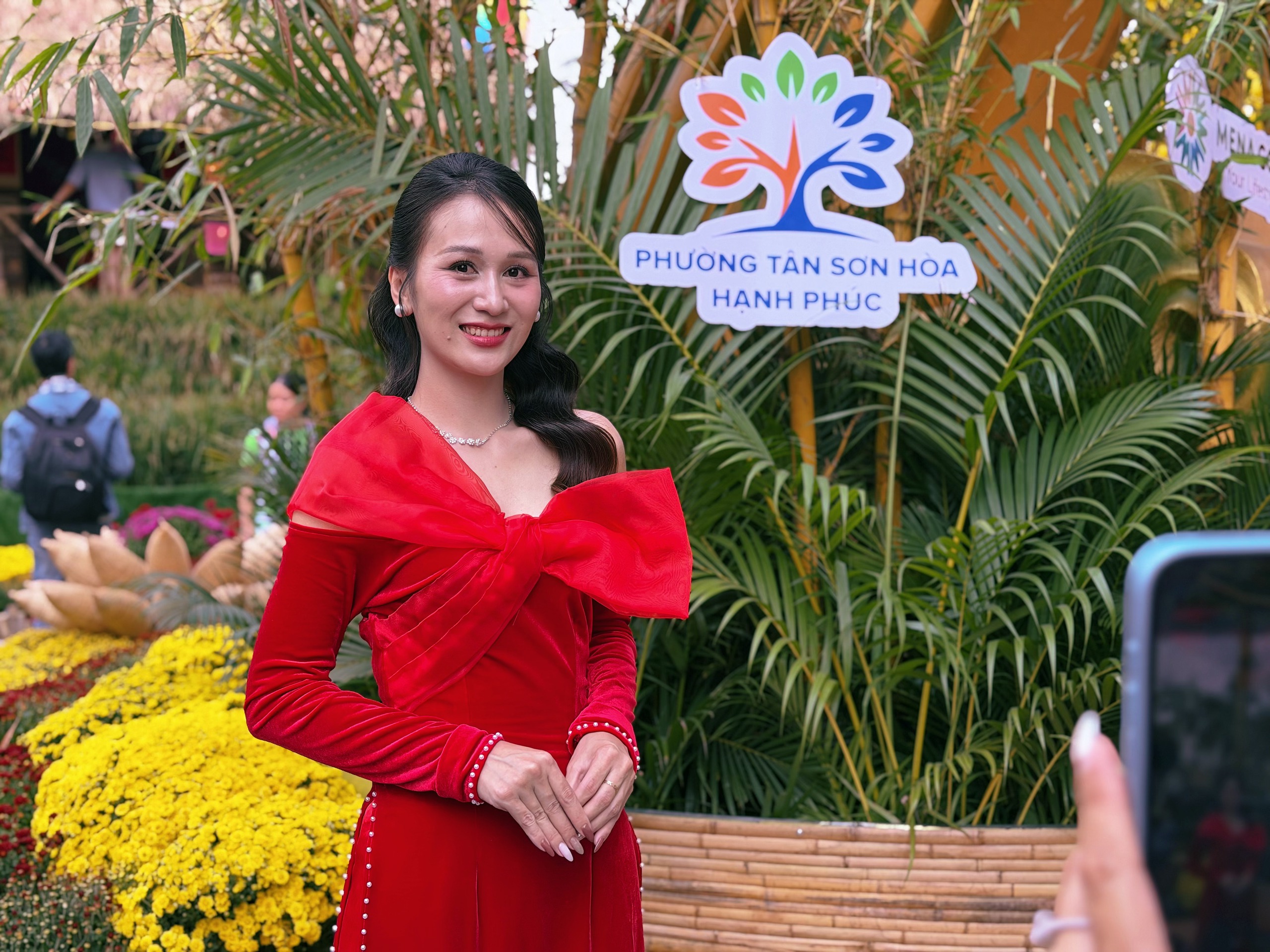 Đường hoa 5 tỉ đồng tại cửa ngõ sân bay Tân Sơn Nhất có gì?- Ảnh 6. Đường hoa 5 tỉ đồng tại cửa ngõ sân bay Tân Sơn Nhất có gì?- Ảnh 6.