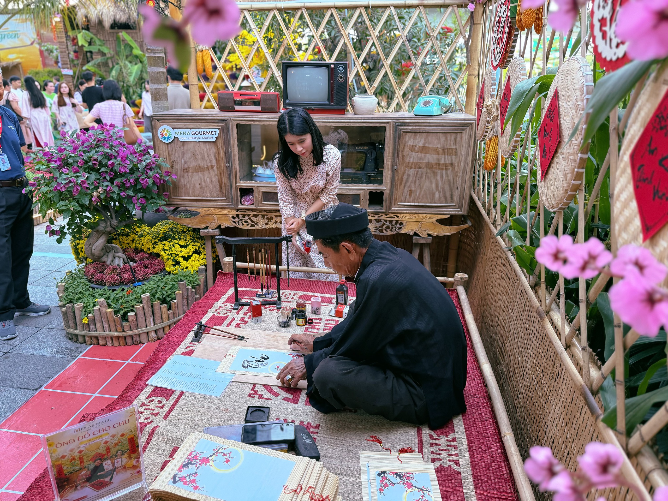 Đường hoa 5 tỉ đồng tại cửa ngõ sân bay Tân Sơn Nhất có gì?- Ảnh 7. Đường hoa 5 tỉ đồng tại cửa ngõ sân bay Tân Sơn Nhất có gì?- Ảnh 7.