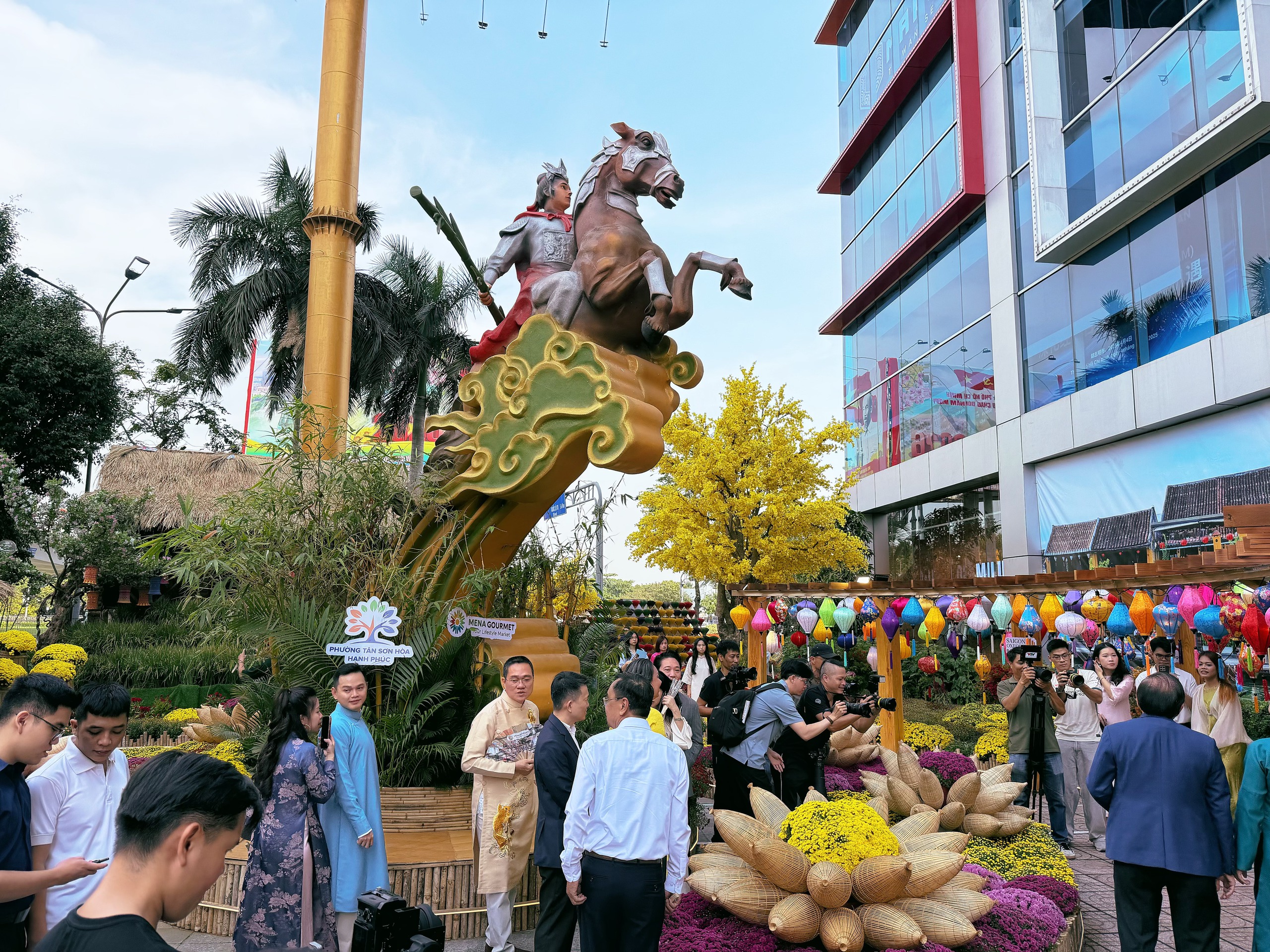 Đường hoa 5 tỉ đồng tại cửa ngõ sân bay Tân Sơn Nhất có gì?- Ảnh 2. Đường hoa 5 tỉ đồng tại cửa ngõ sân bay Tân Sơn Nhất có gì?- Ảnh 2.