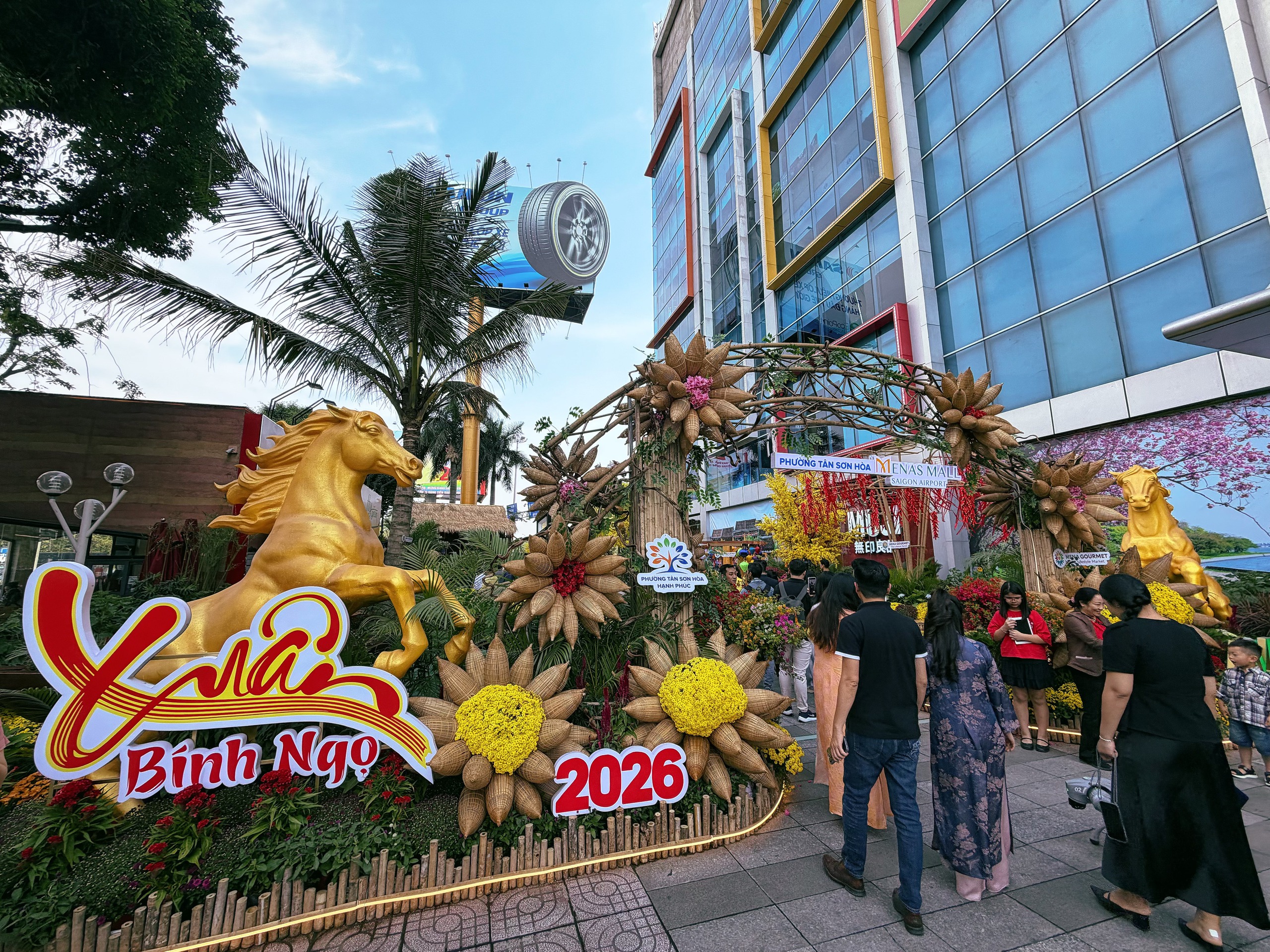 Đường hoa 5 tỉ đồng tại cửa ngõ sân bay Tân Sơn Nhất có gì?- Ảnh 1. Đường hoa 5 tỉ đồng tại cửa ngõ sân bay Tân Sơn Nhất có gì?- Ảnh 1.