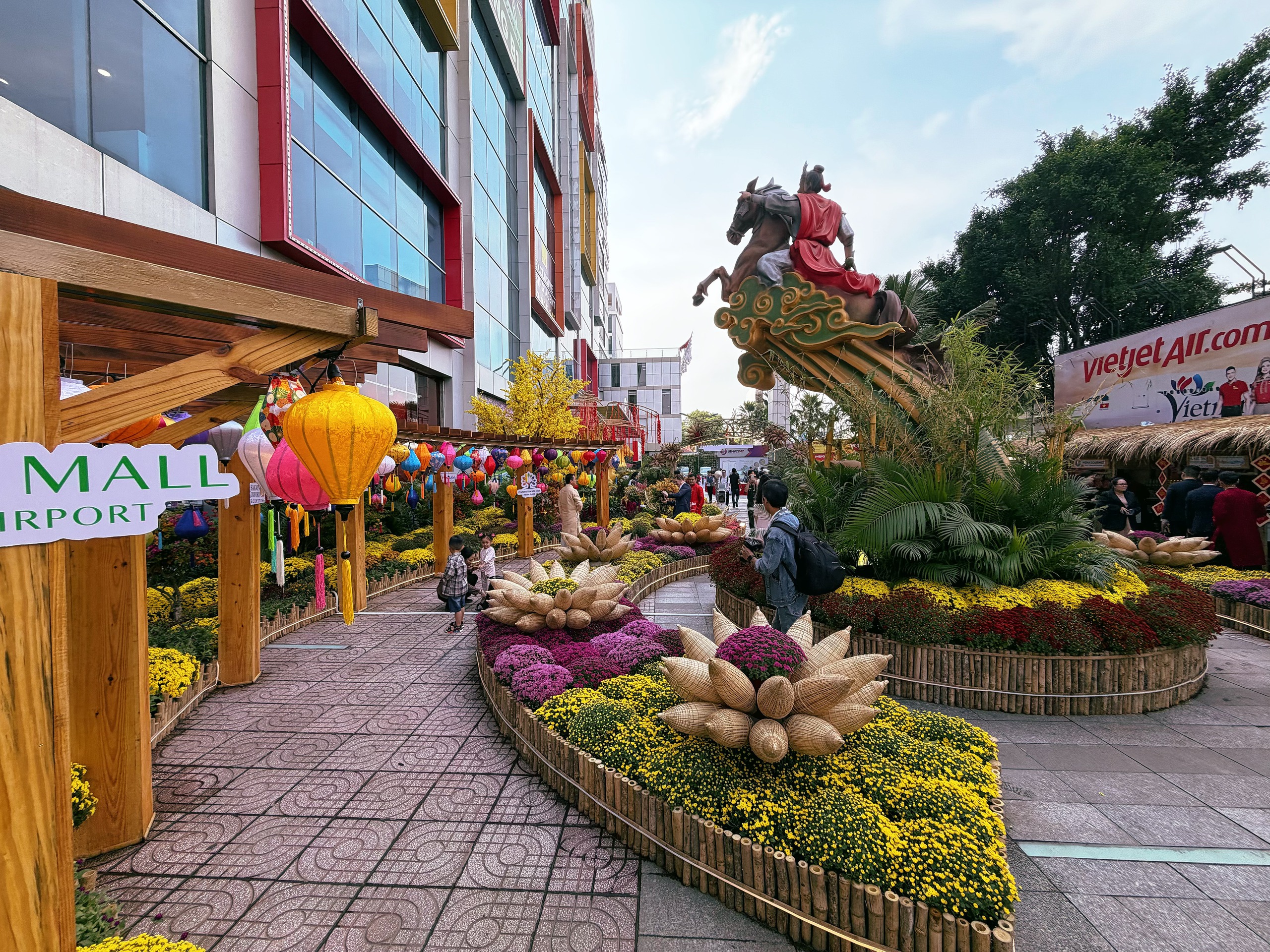 Đường hoa 5 tỉ đồng tại cửa ngõ sân bay Tân Sơn Nhất có gì?- Ảnh 3. Đường hoa 5 tỉ đồng tại cửa ngõ sân bay Tân Sơn Nhất có gì?- Ảnh 3.