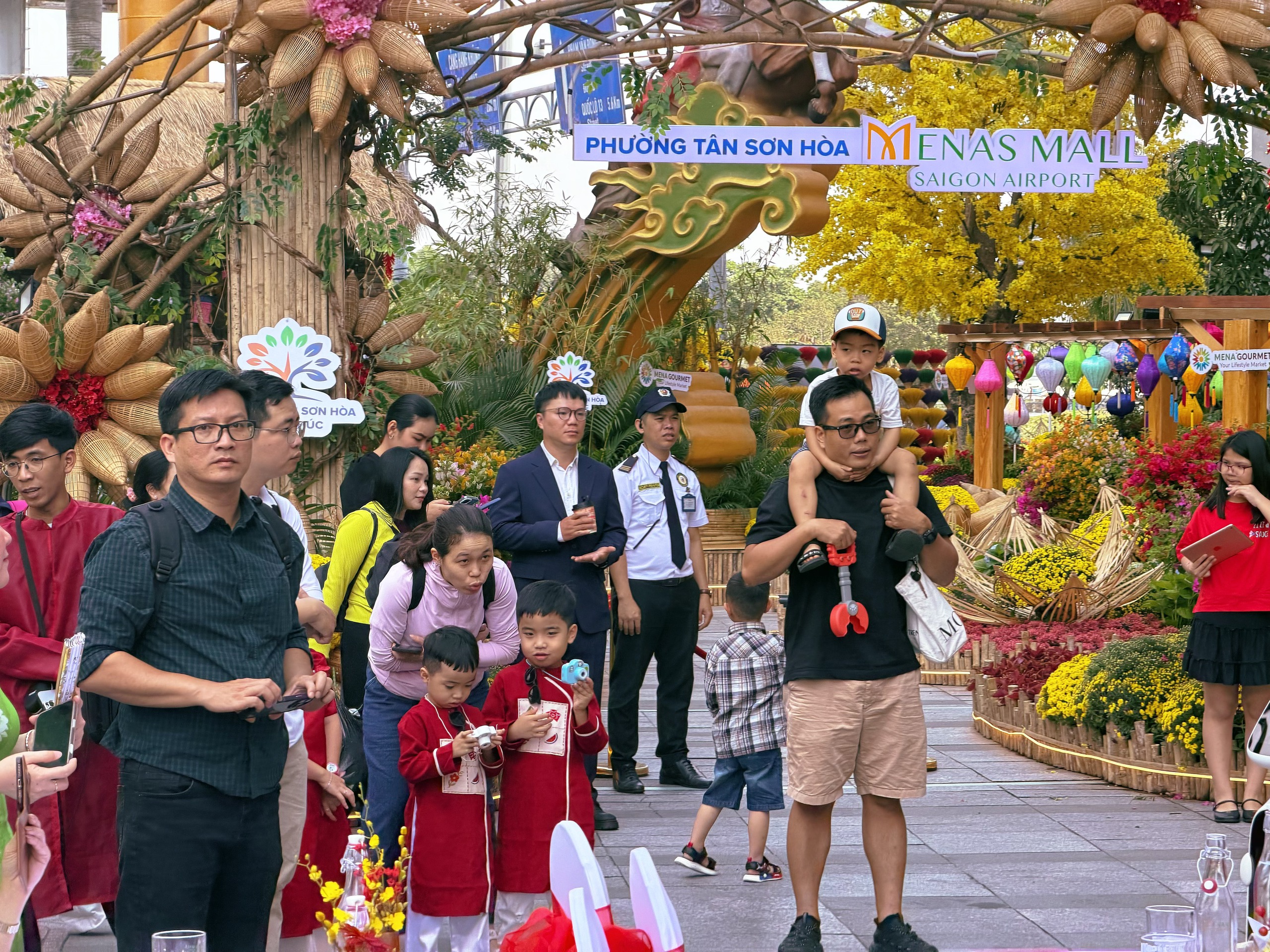 Đường hoa 5 tỉ đồng tại cửa ngõ sân bay Tân Sơn Nhất có gì?- Ảnh 4. Đường hoa 5 tỉ đồng tại cửa ngõ sân bay Tân Sơn Nhất có gì?- Ảnh 4.