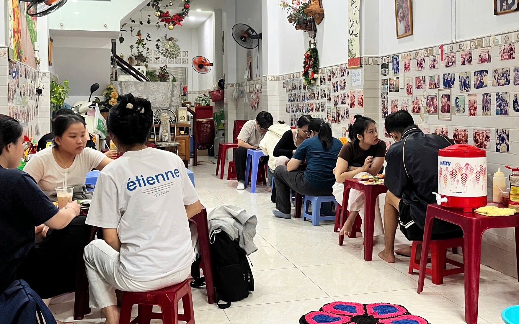 Qu&aacute;n ăn 'huyền thoại' ở TP.HCM đ&oacute;ng cửa vĩnh viễn trước tết, b&agrave; chủ chia sẻ x&uacute;c động - Ảnh 1.