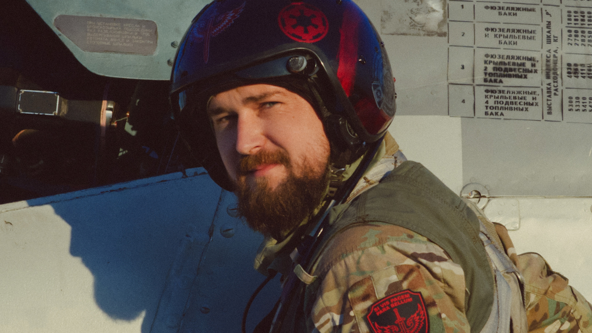 Khung cảnh m&aacute;y bay Su-25 của Ukraine bị bắn hạ nh&igrave;n từ b&ecirc;n trong buồng l&aacute;i - Ảnh 1.